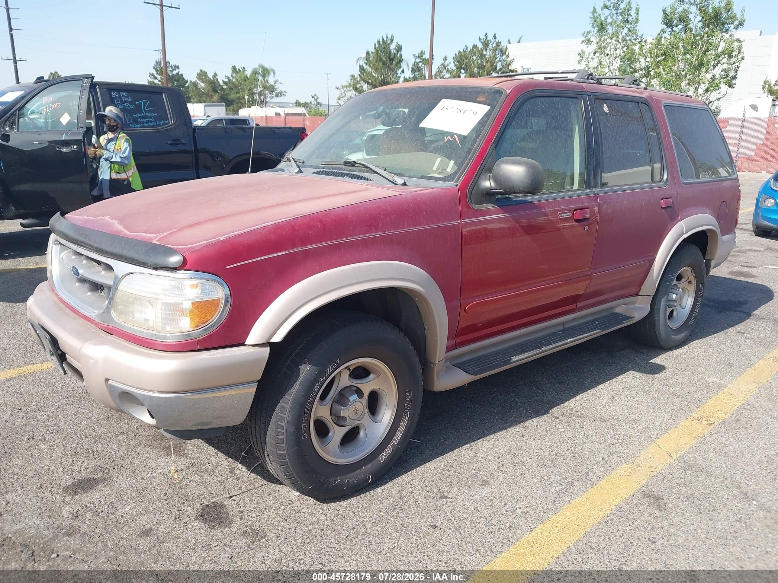 2000 Ford Explorer Eddie Bauer Burgundy vin: 1FMDU74EXYZB41875