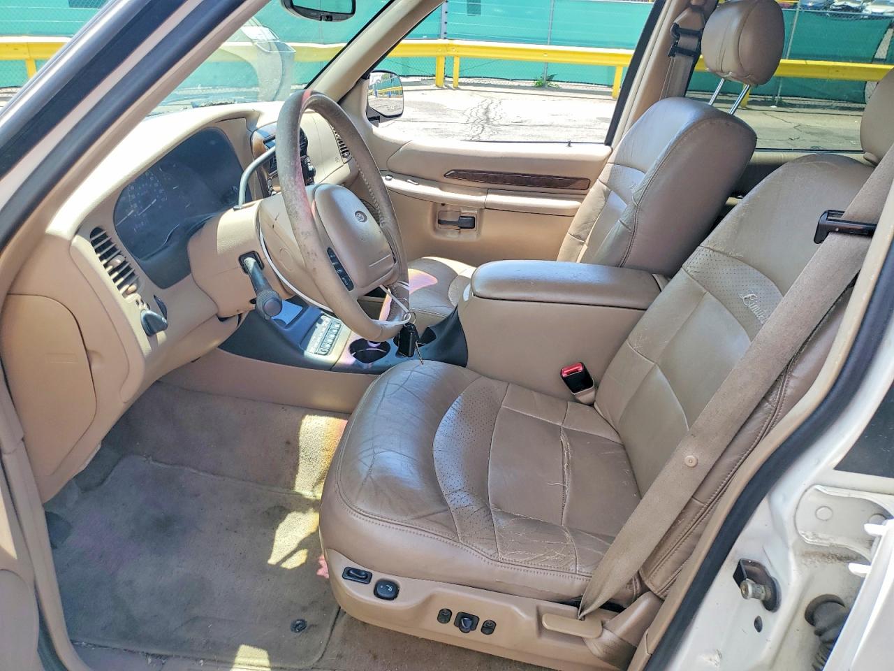 2001 Ford Explorer Eddie Bauer White vin: 1FMDU75E31ZA17063