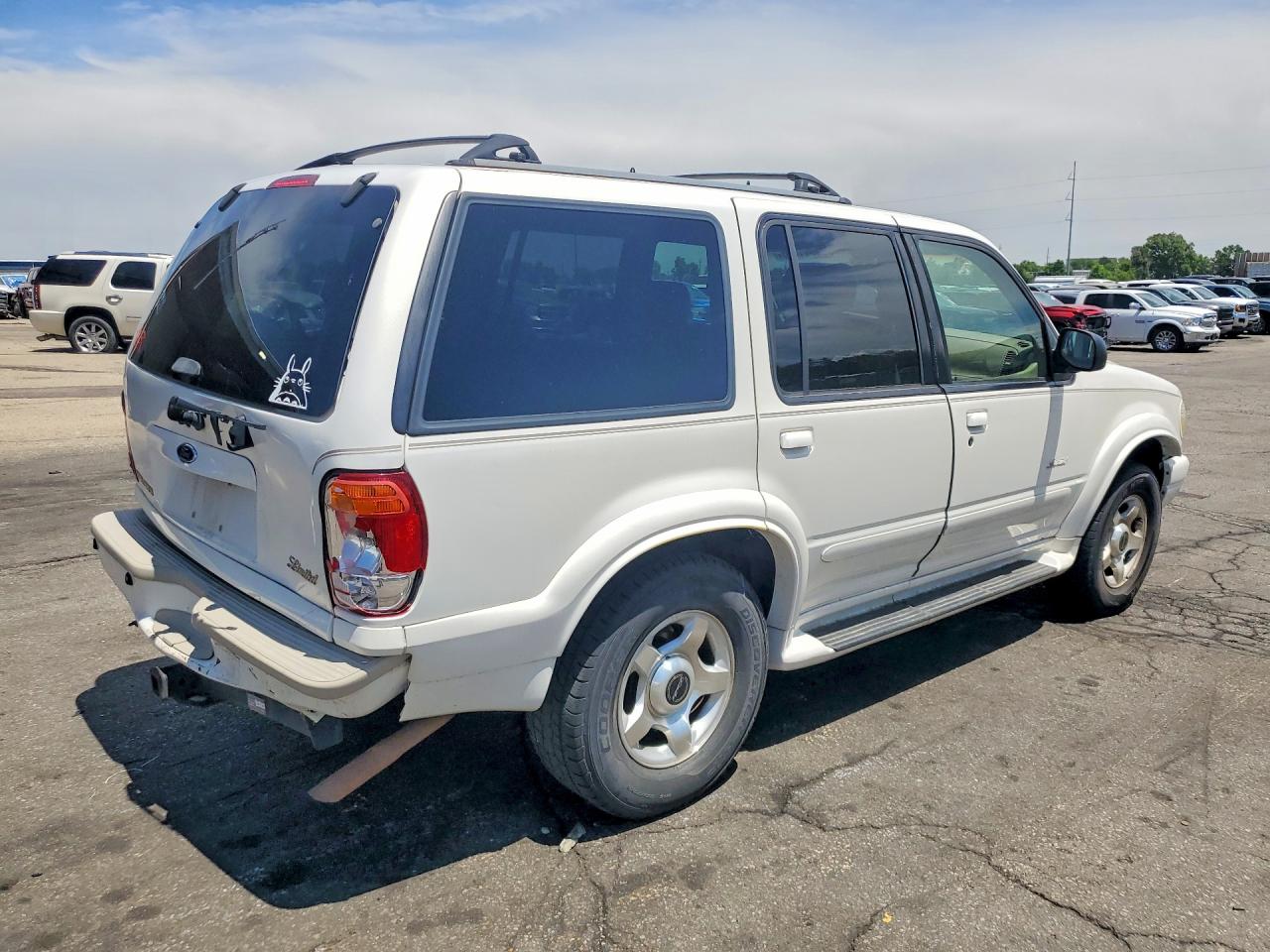 2001 Ford Explorer Eddie Bauer White vin: 1FMDU75E31ZA17063