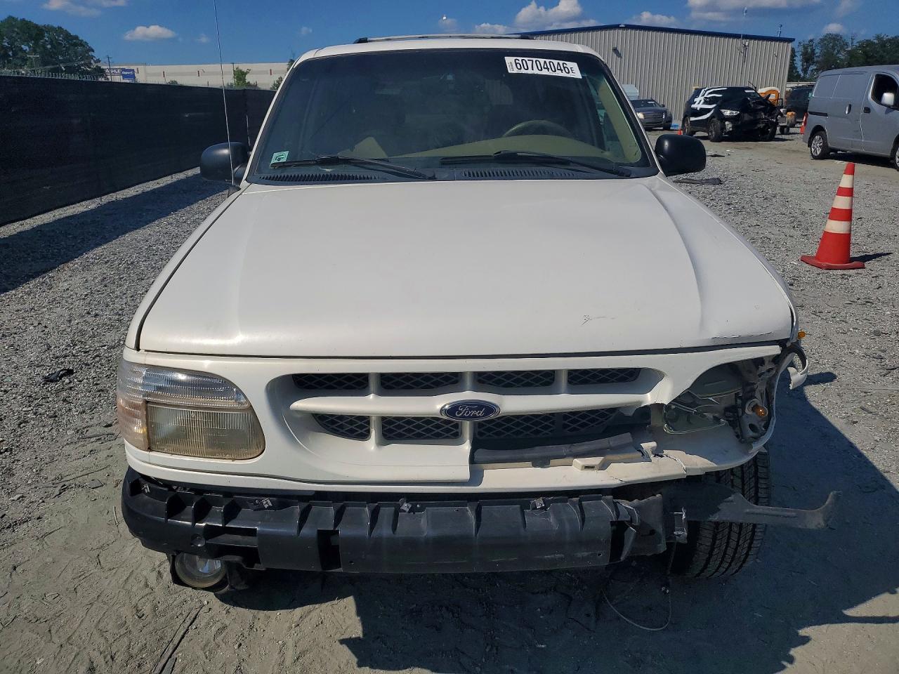 2000 Ford Explorer Limited White vin: 1FMDU75E9YZC02454