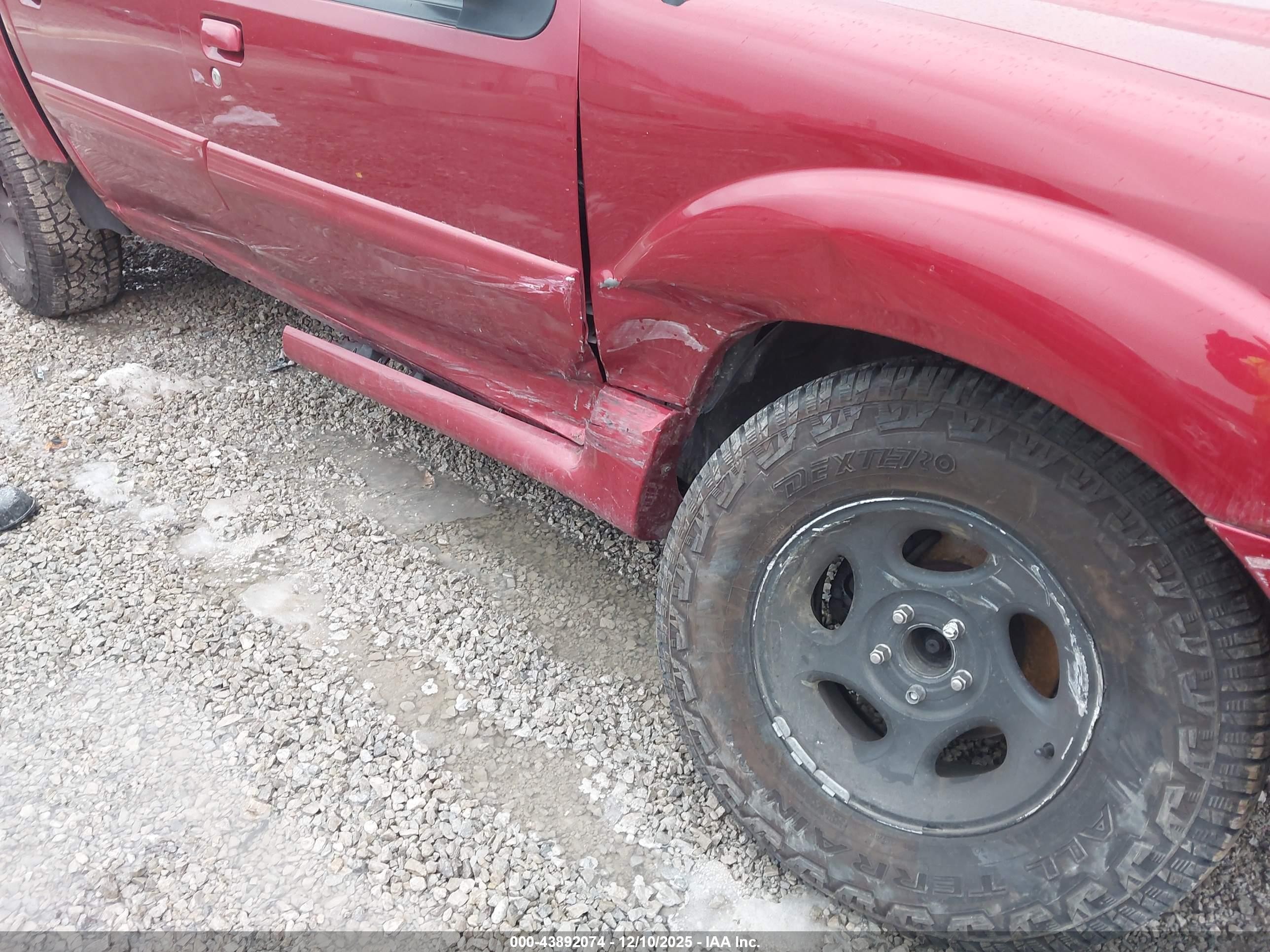 2005 Ford Explorer Sport Trac   Red vin: 1FMDU77K15UB80798