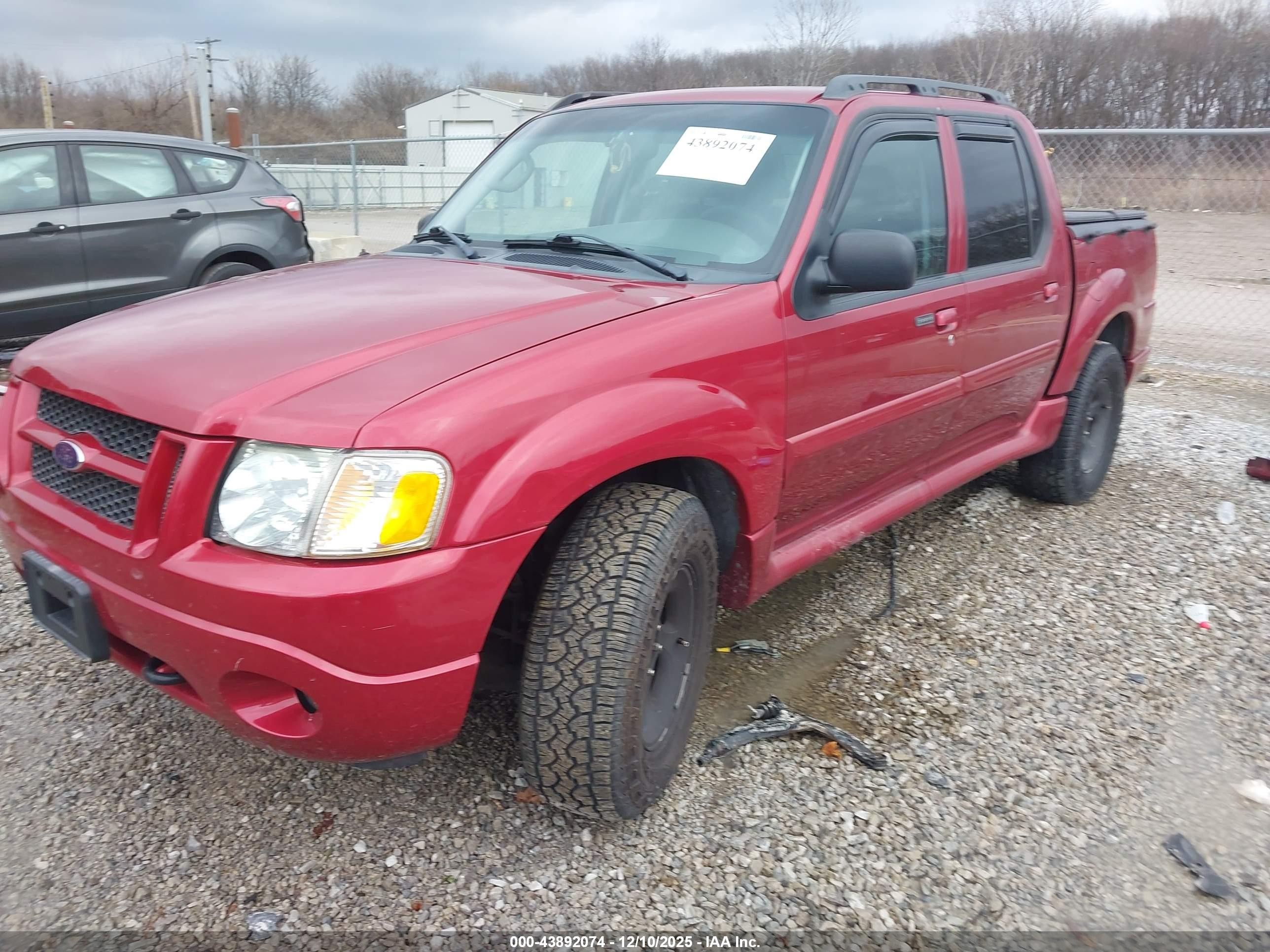 2005 Ford Explorer Sport Trac   Red vin: 1FMDU77K15UB80798