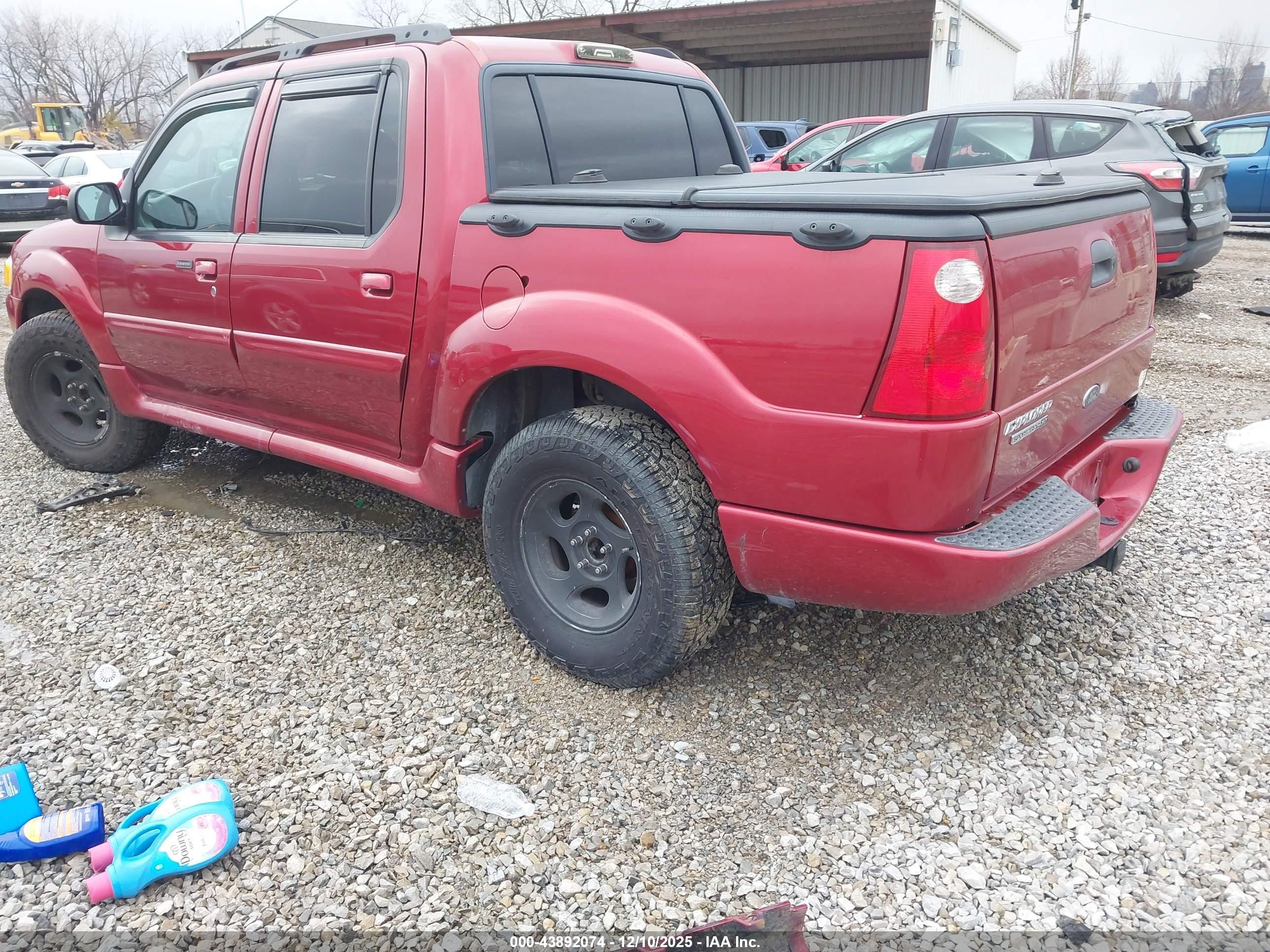 2005 Ford Explorer Sport Trac   Red vin: 1FMDU77K15UB80798