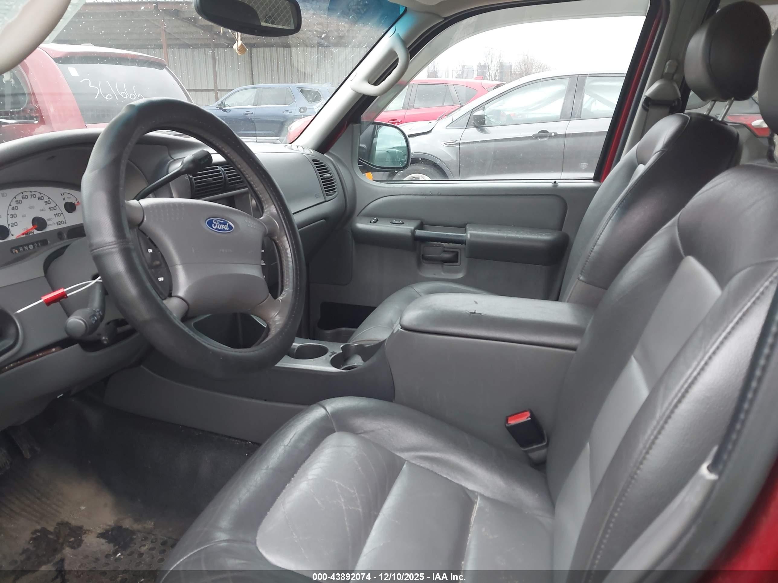 2005 Ford Explorer Sport Trac   Red vin: 1FMDU77K15UB80798