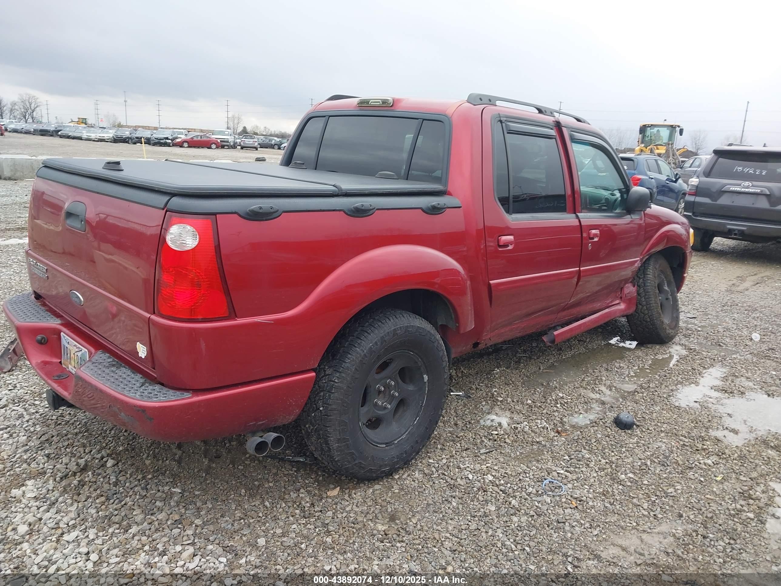 2005 Ford Explorer Sport Trac   Red vin: 1FMDU77K15UB80798