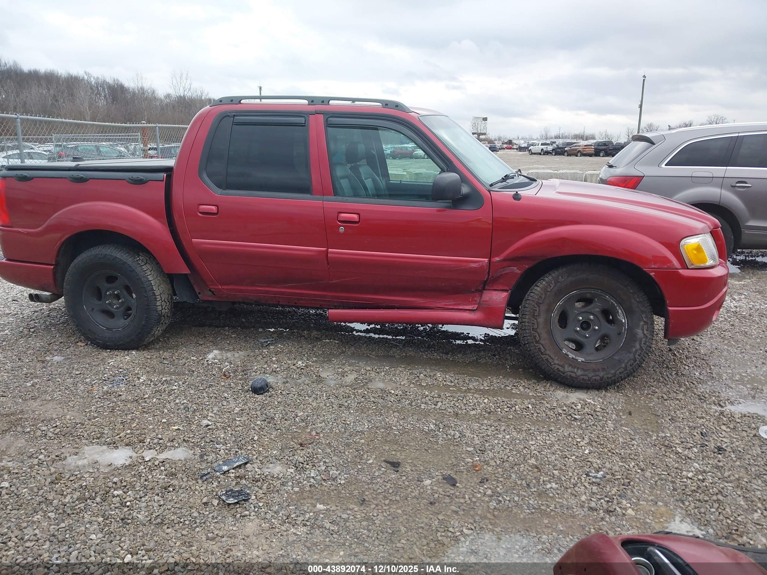 2005 Ford Explorer Sport Trac   Red vin: 1FMDU77K15UB80798
