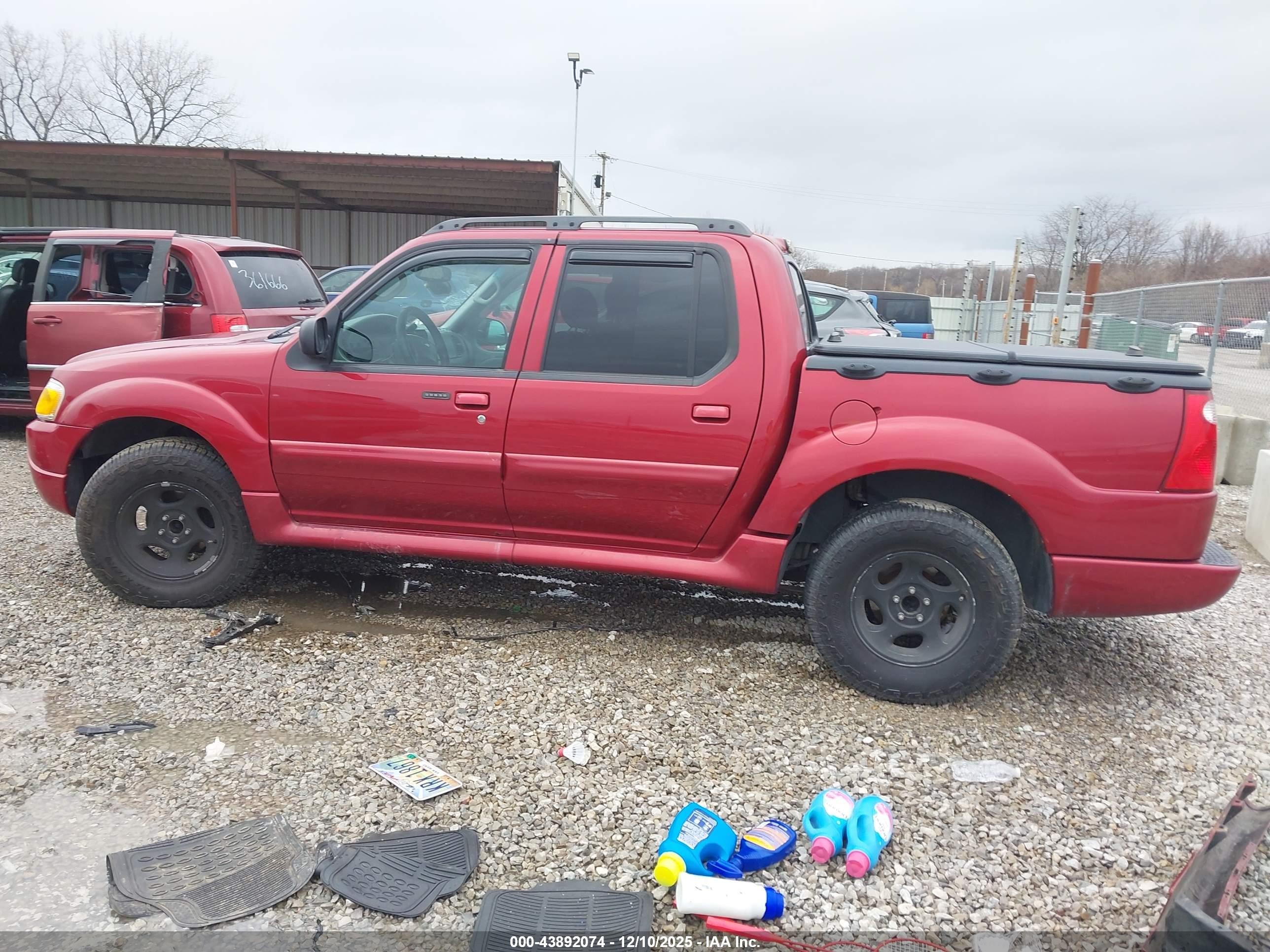 2005 Ford Explorer Sport Trac   Red vin: 1FMDU77K15UB80798