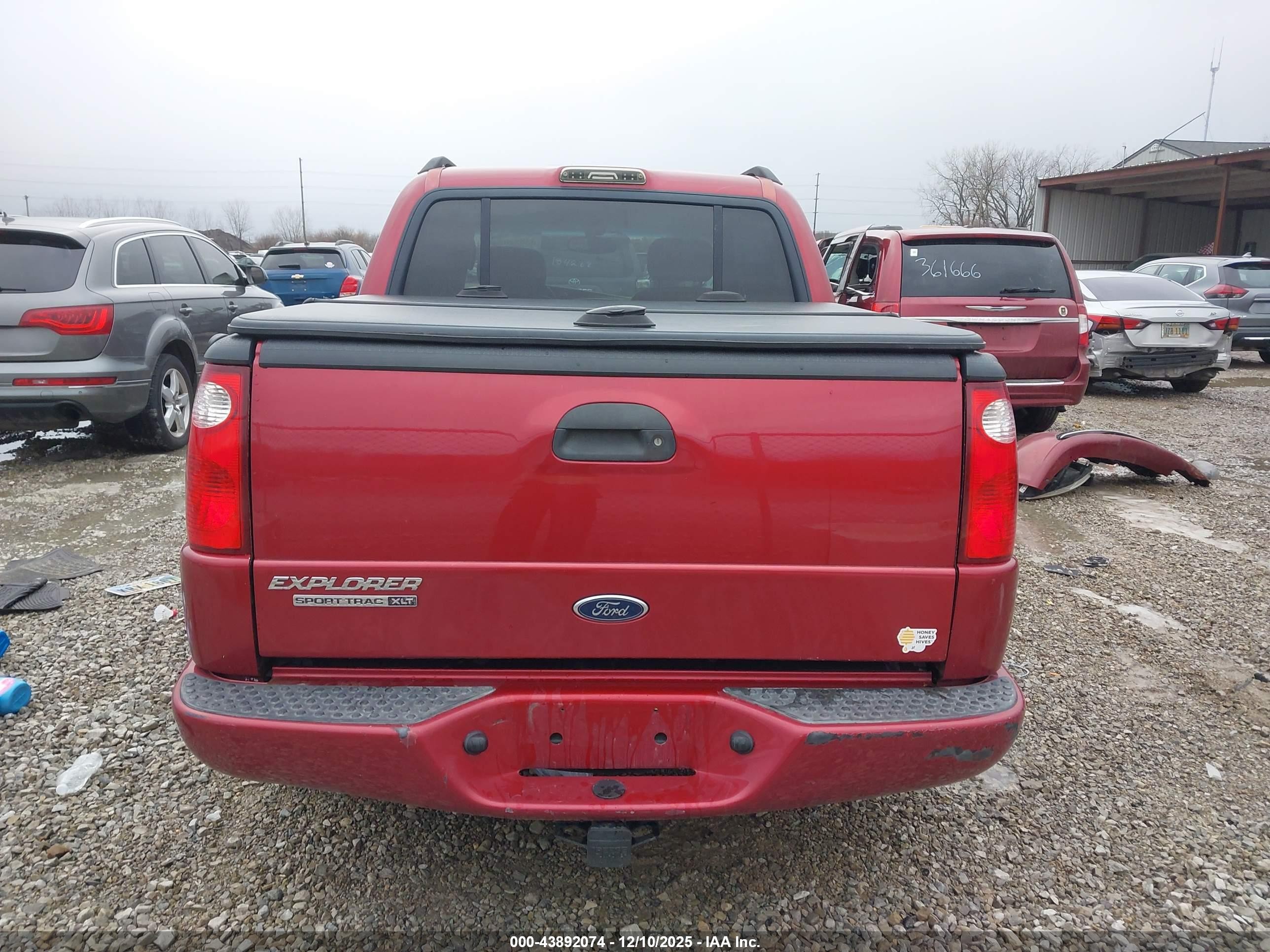 2005 Ford Explorer Sport Trac   Red vin: 1FMDU77K15UB80798
