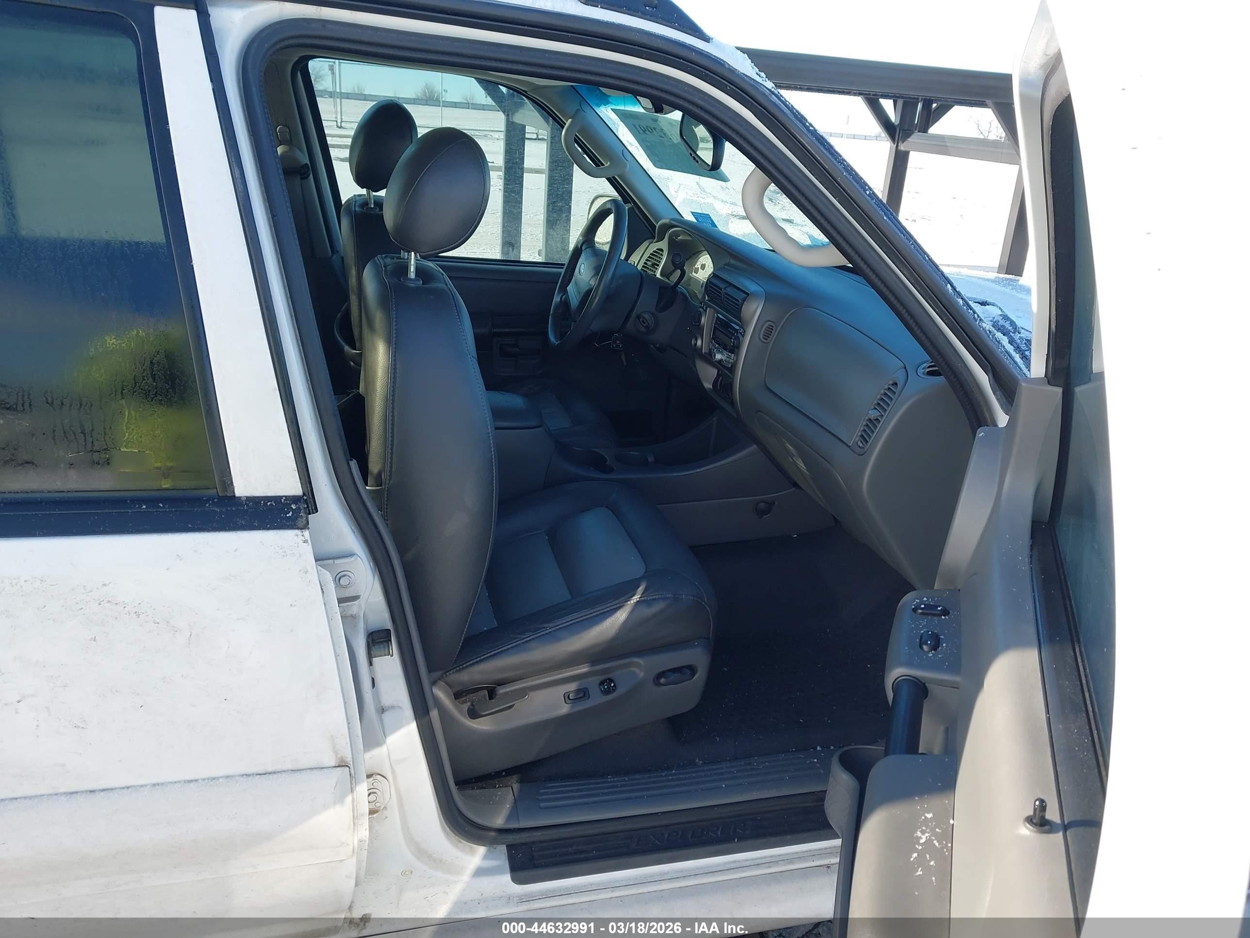2005 Ford Explorer Sport Trac Adrenalin/xls/xlt White vin: 1FMDU77K85UB28357