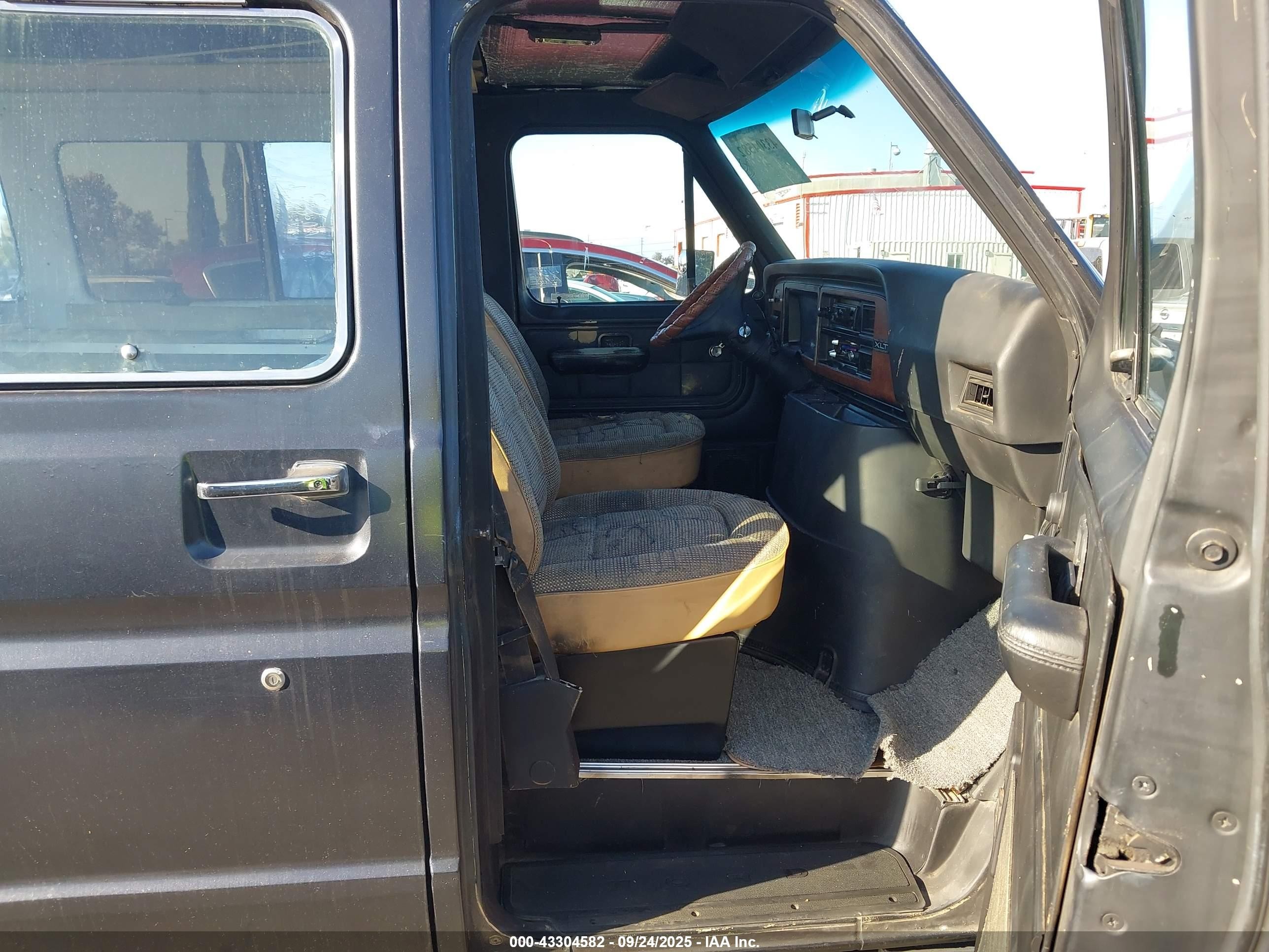 1984 Ford Econoline E150 Black vin: 1FMEE11F5EHA42281