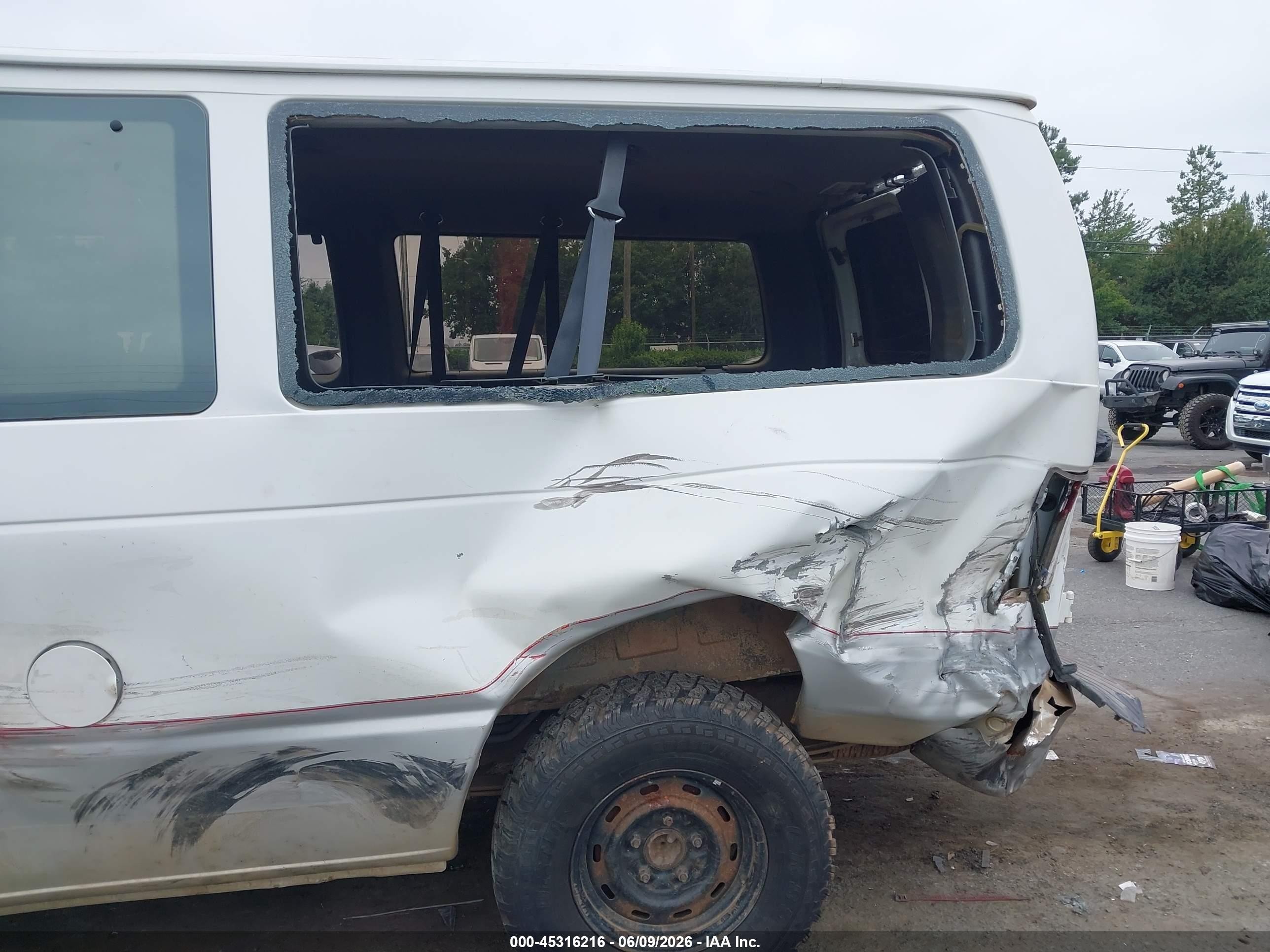 1996 Ford Econoline E150 White vin: 1FMEE11H4THA05320