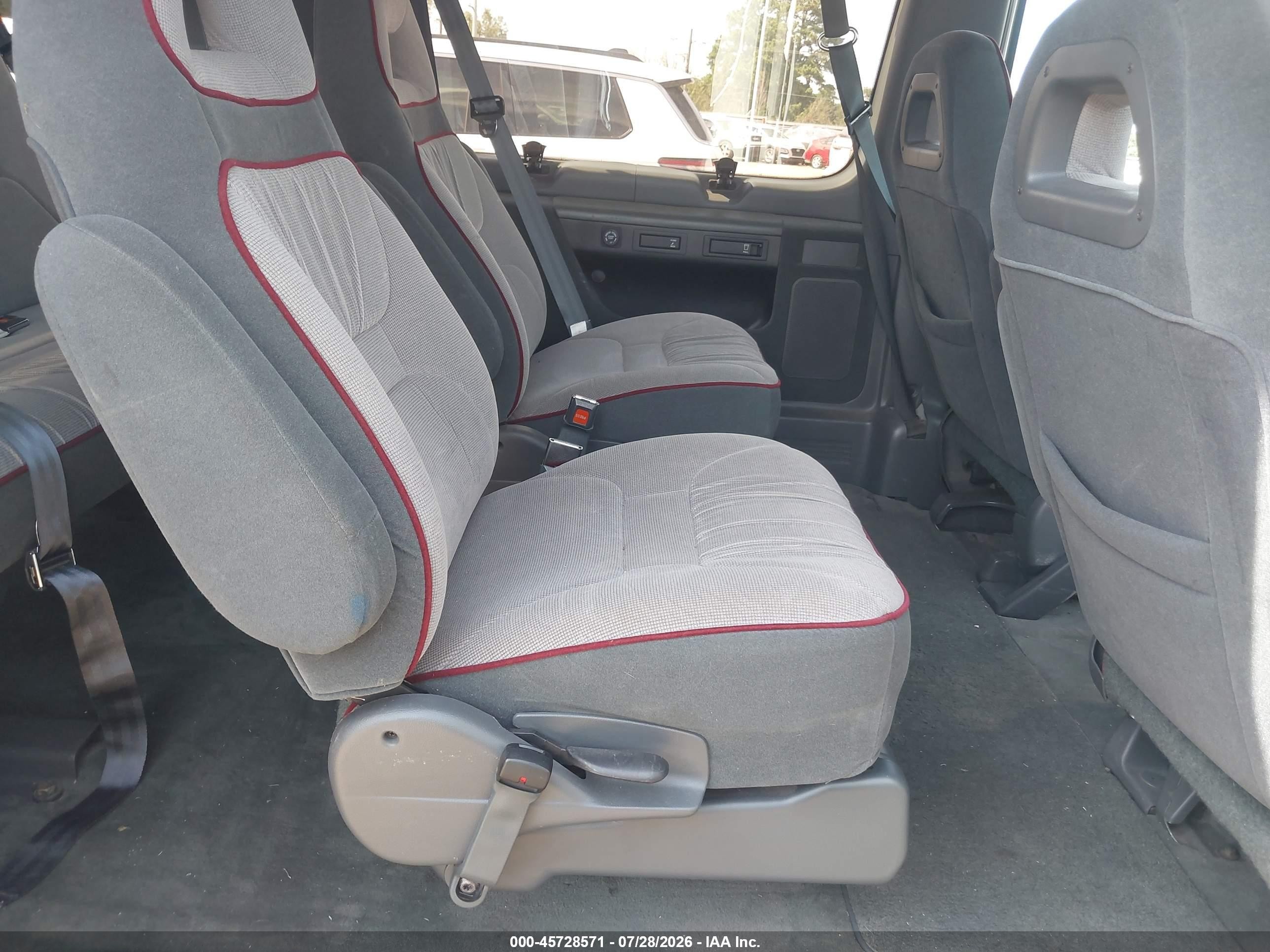 1992 Ford Econoline E150 Silver vin: 1FMEE11H8NHA12340