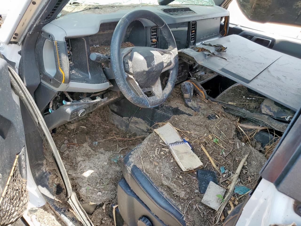 2023 Ford Bronco Base White vin: 1FMEE5DP1PLC02975