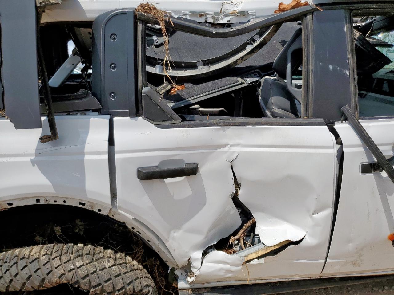 2023 Ford Bronco Base White vin: 1FMEE5DP1PLC02975