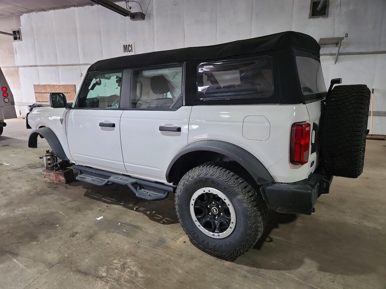 2023 Ford Bronco Base White vin: 1FMEE5DP2PLB18650