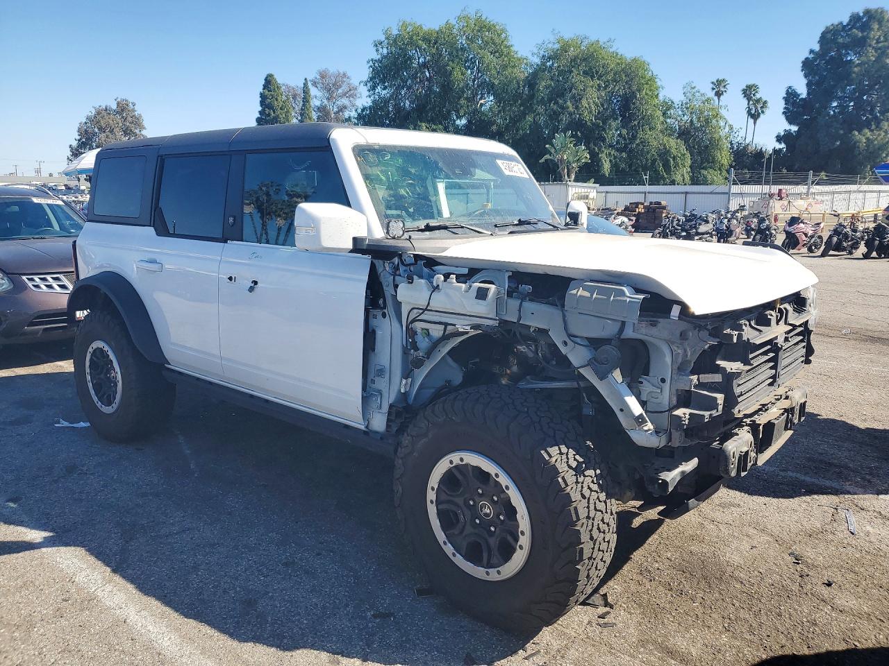 2023 Ford Bronco Base White vin: 1FMEE5DP6PLB70315