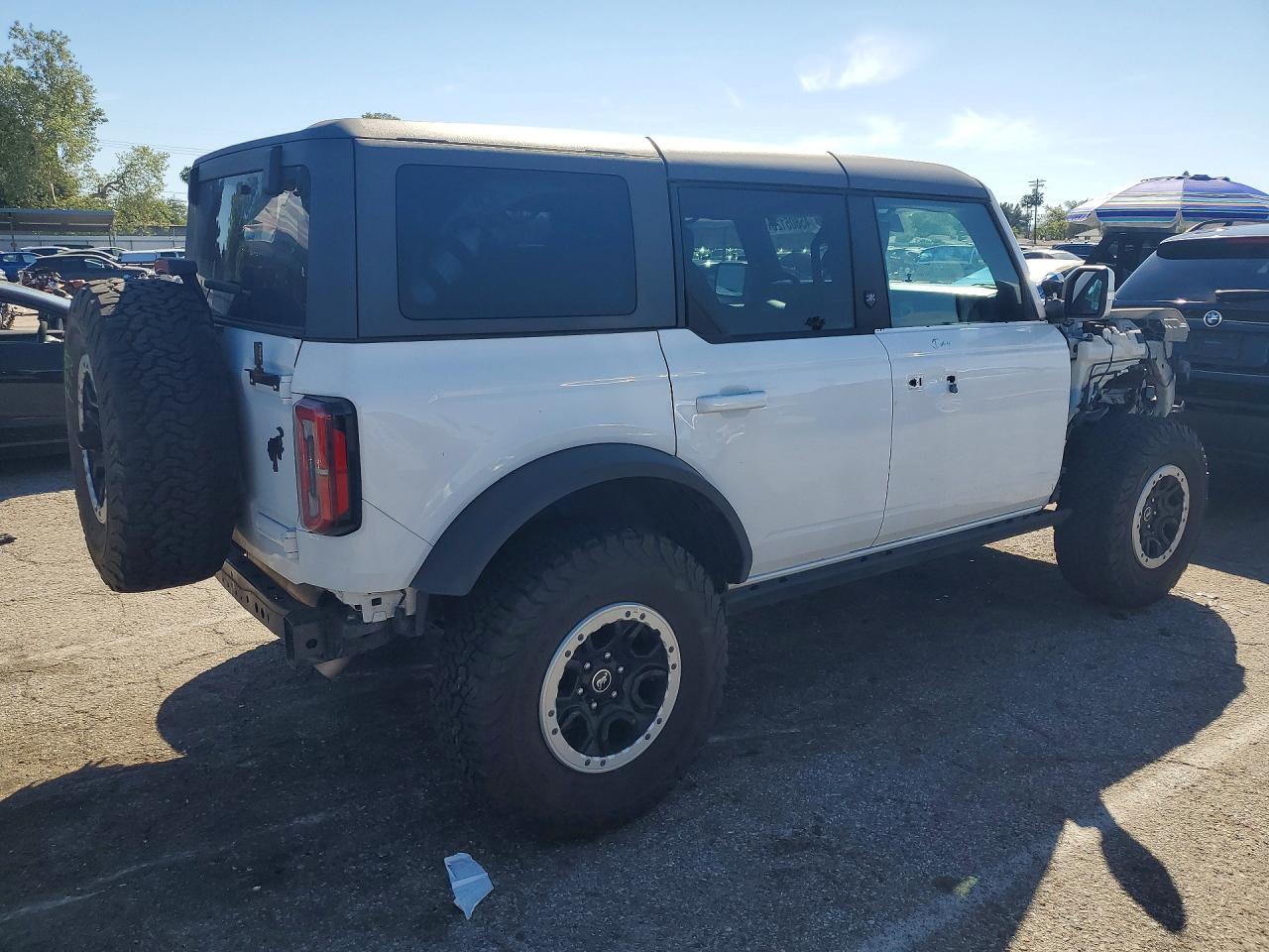 2023 Ford Bronco Base White vin: 1FMEE5DP6PLB70315