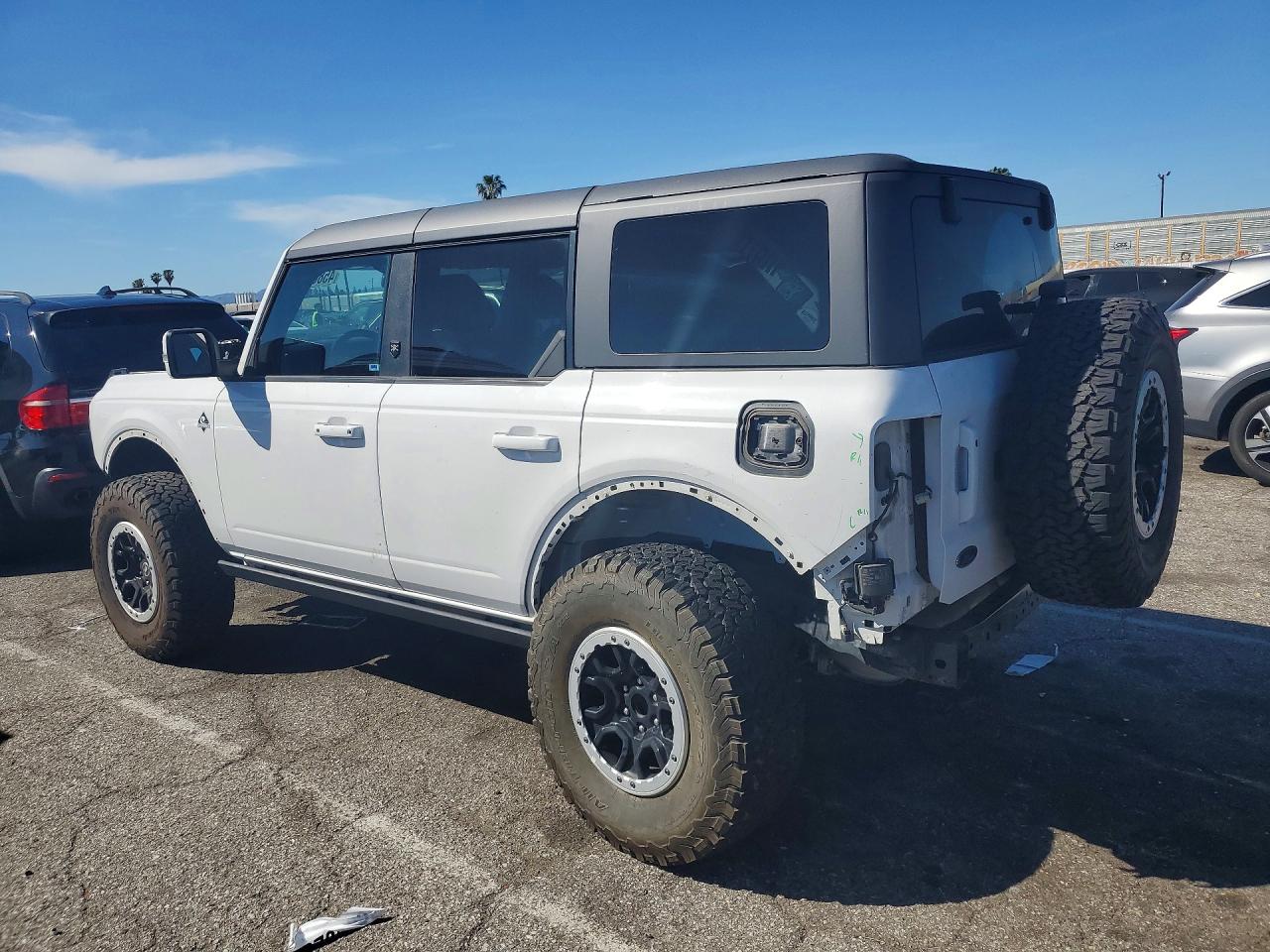 2023 Ford Bronco Base White vin: 1FMEE5DP6PLB70315