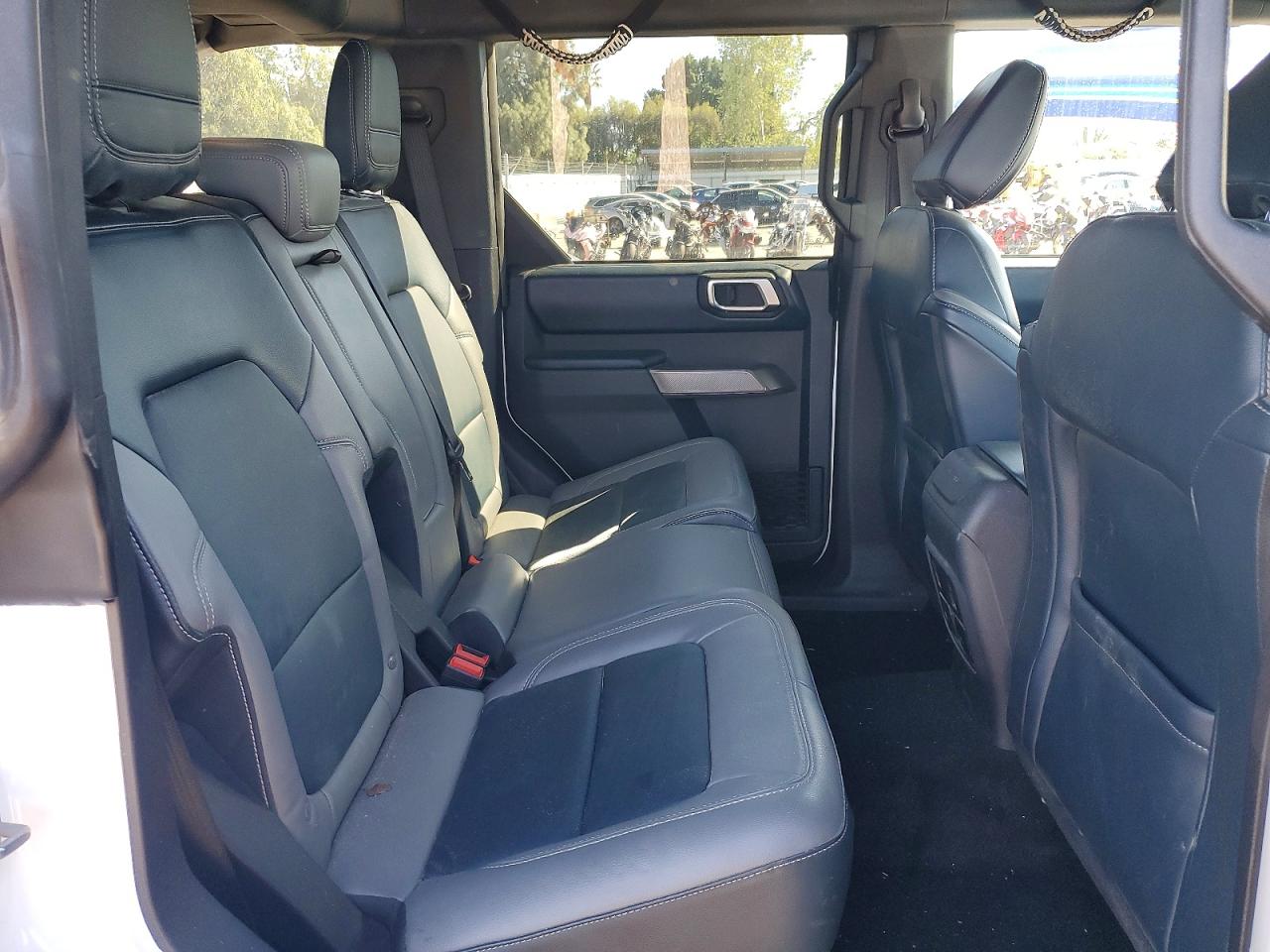 2023 Ford Bronco Base White vin: 1FMEE5DP6PLB70315