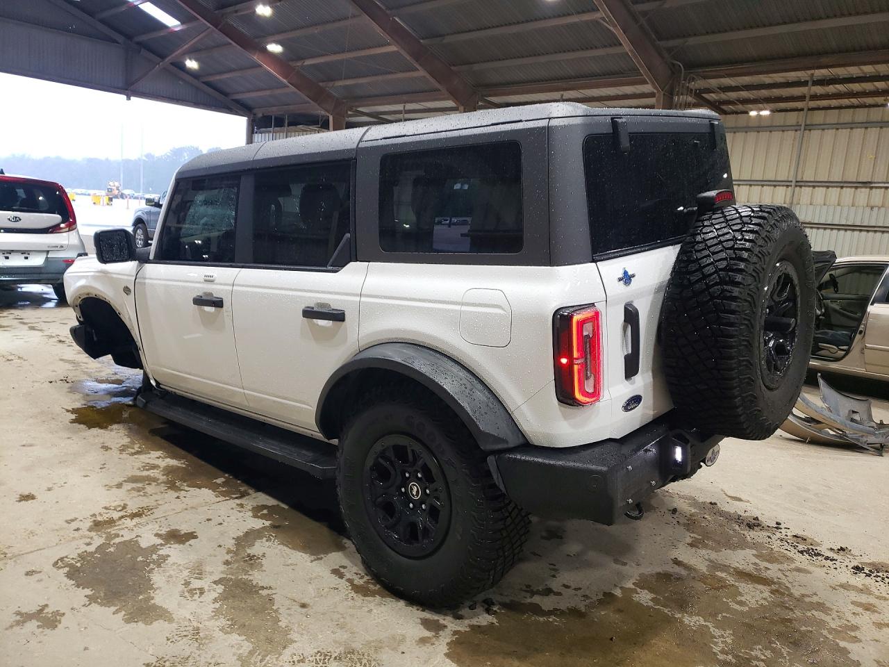2023 Ford Bronco Base White vin: 1FMEE5DP6PLB89611