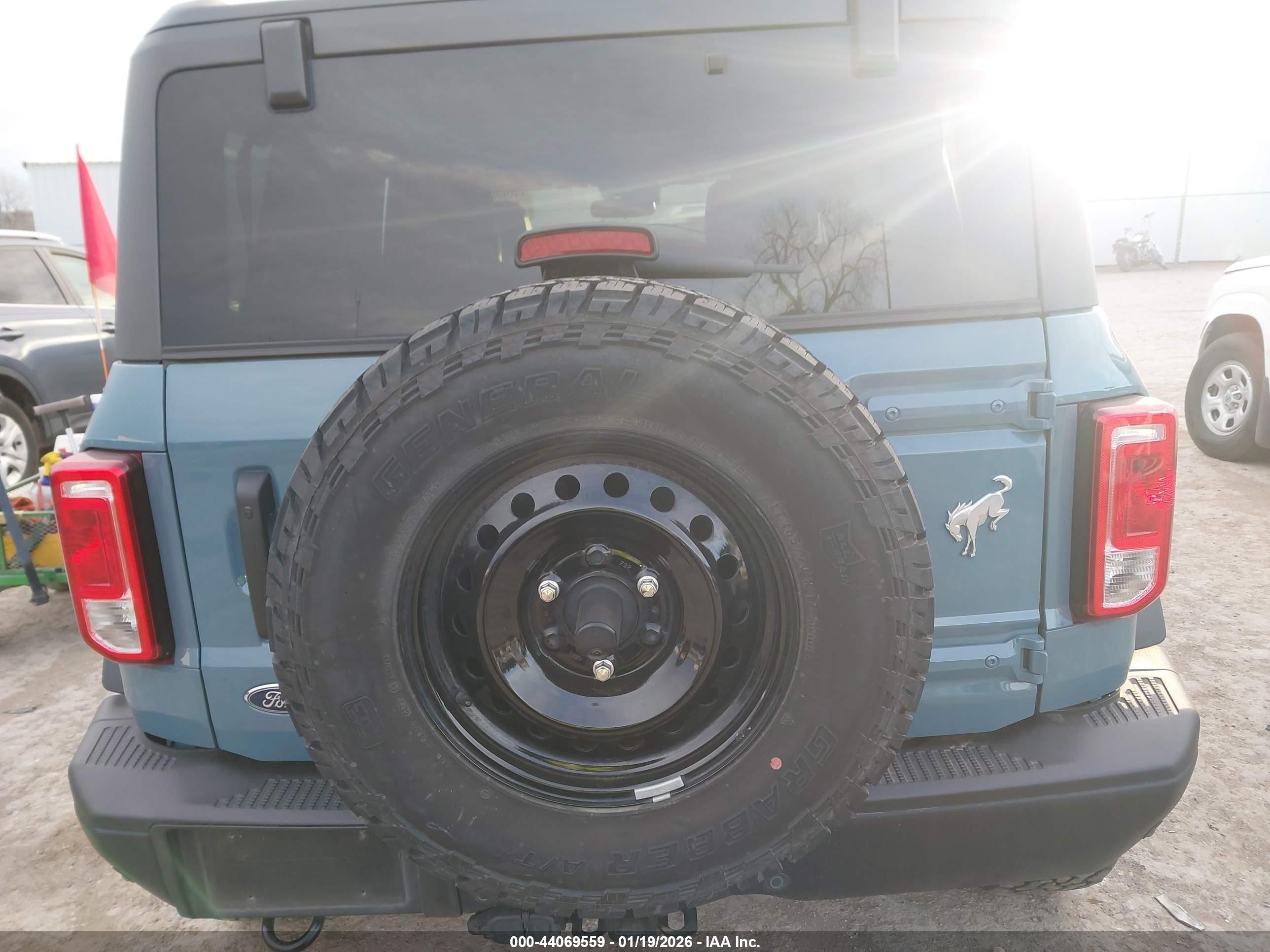 2023 Ford Bronco Black Diamond Blue vin: 1FMEE5DP8PLC16758