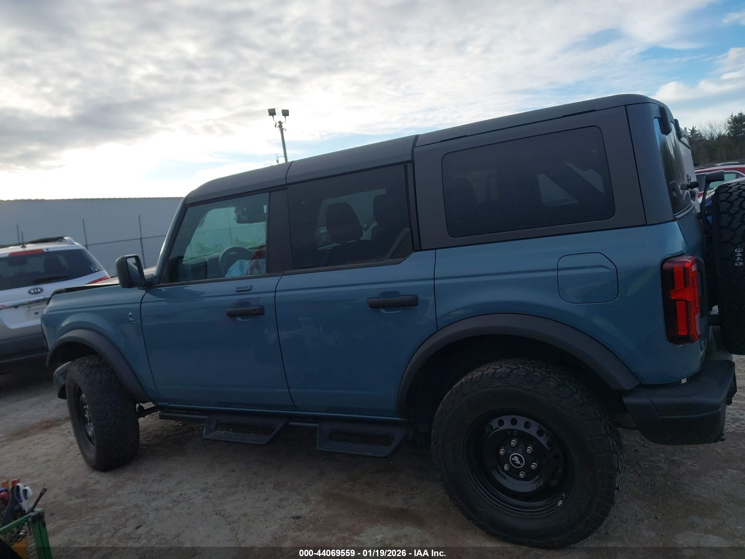 2023 Ford Bronco Black Diamond Blue vin: 1FMEE5DP8PLC16758