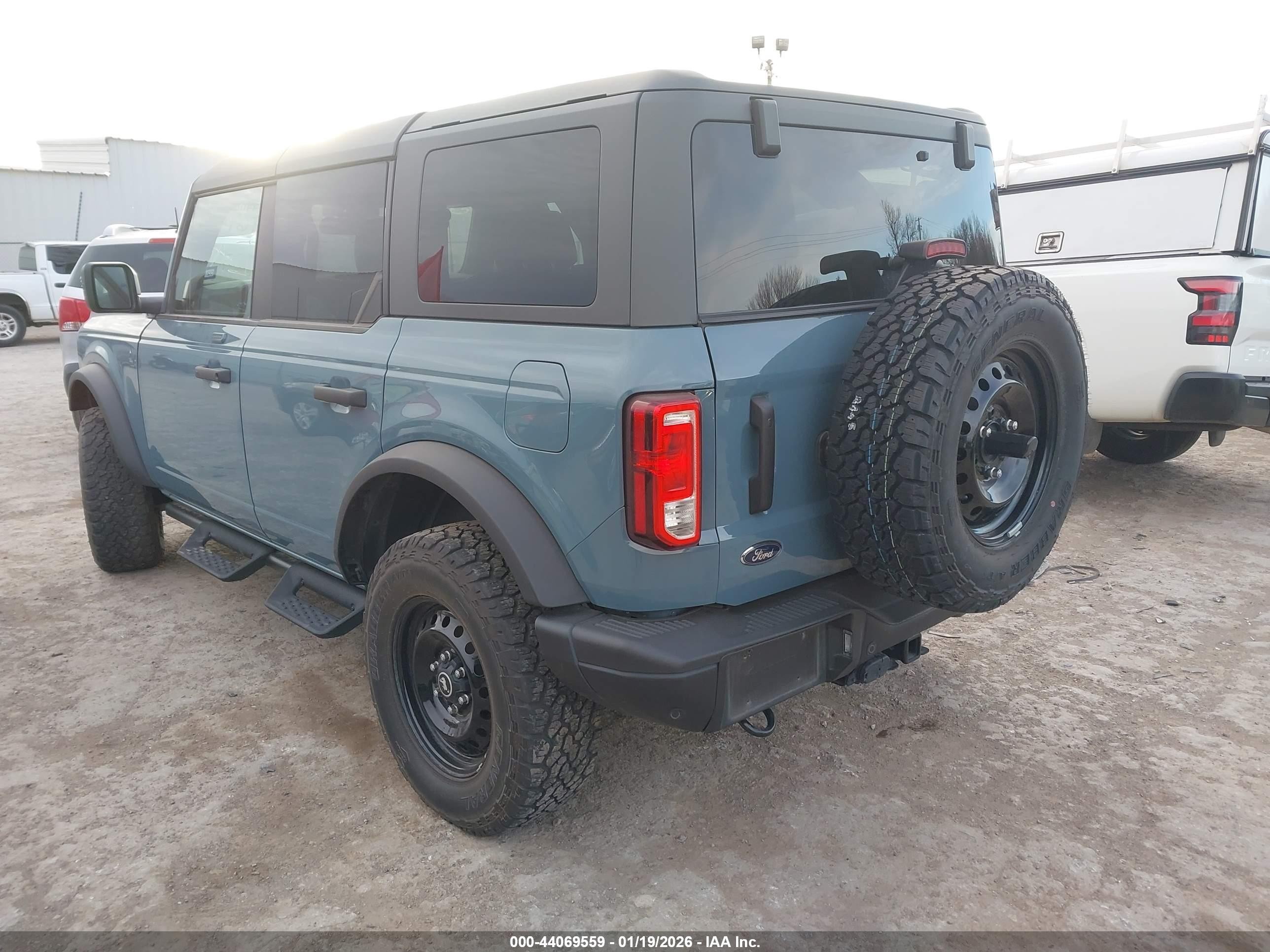 2023 Ford Bronco Black Diamond Blue vin: 1FMEE5DP8PLC16758
