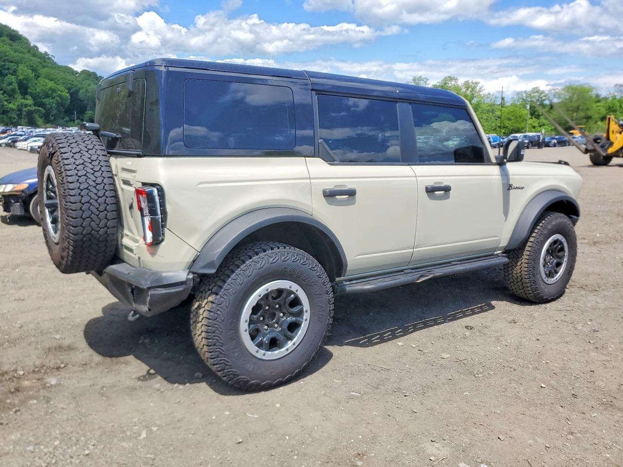 2025 Ford Bronco Badlands Cream vin: 1FMEE9BP6SLB12904