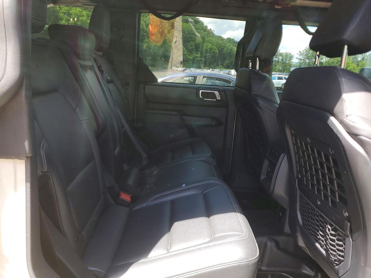 2025 Ford Bronco Badlands Cream vin: 1FMEE9BP6SLB12904