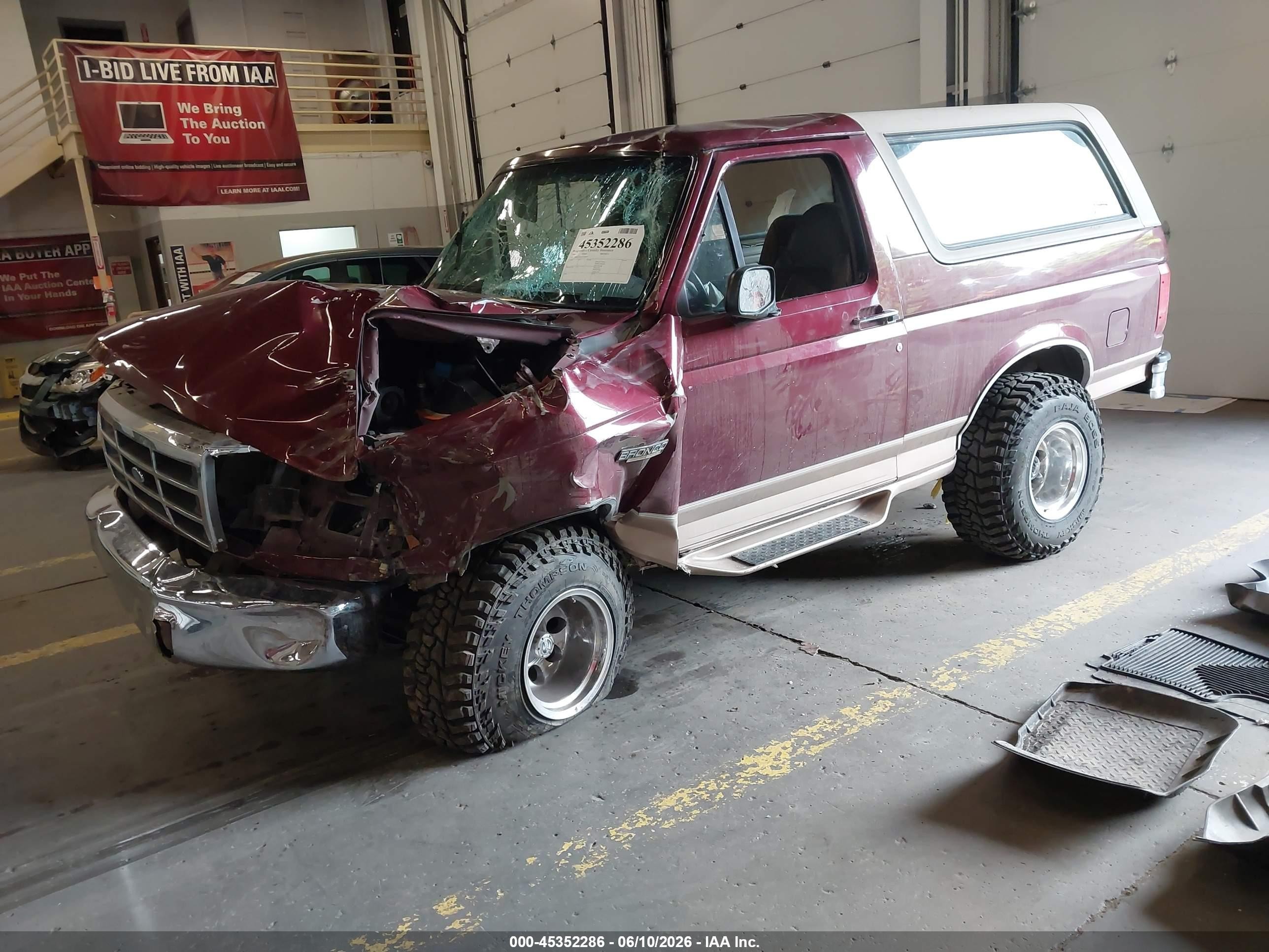 1996 Ford Bronco U100 Красный vin: 1FMEU15H2TLB49460
