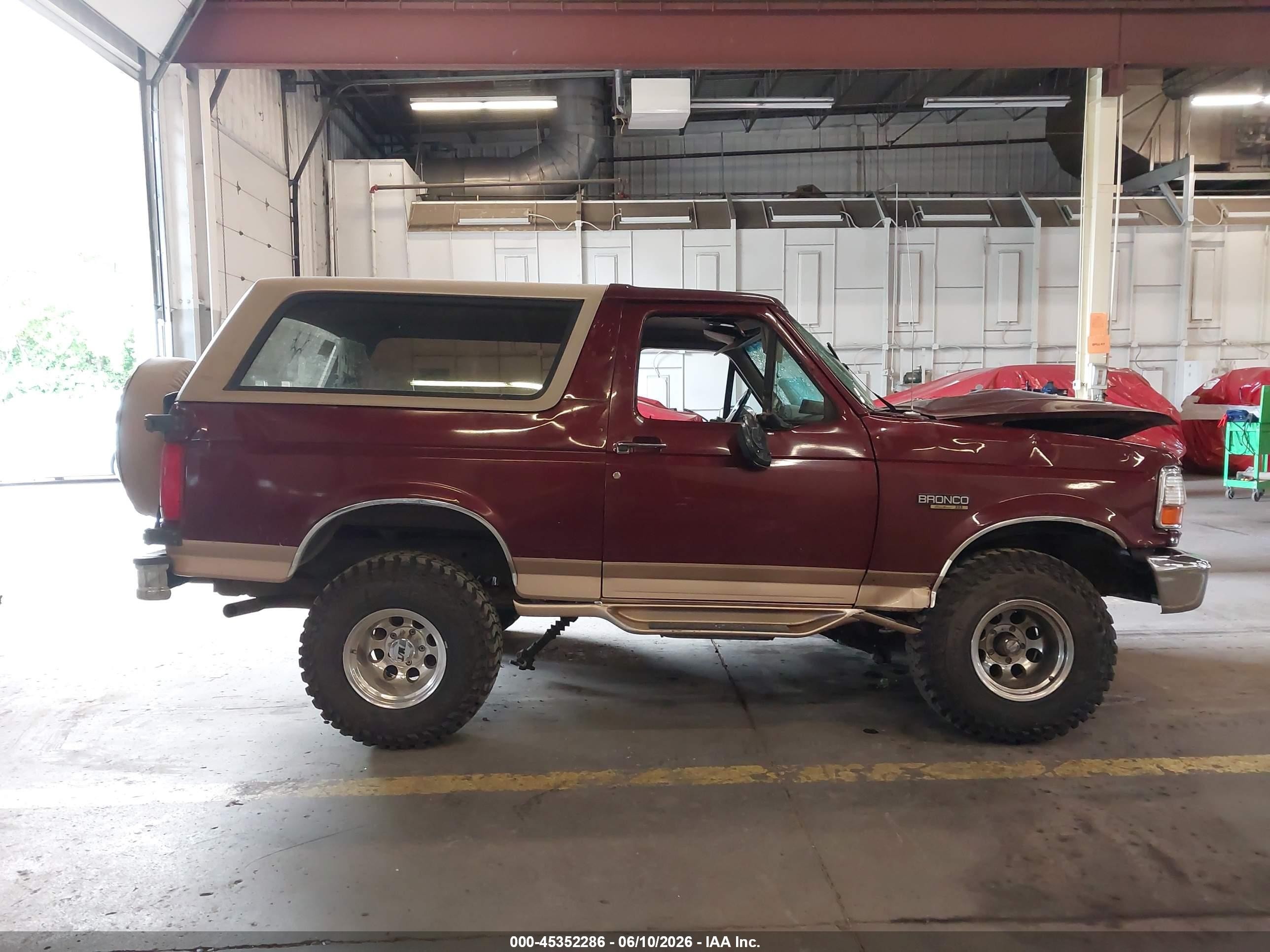 1996 Ford Bronco U100 Красный vin: 1FMEU15H2TLB49460
