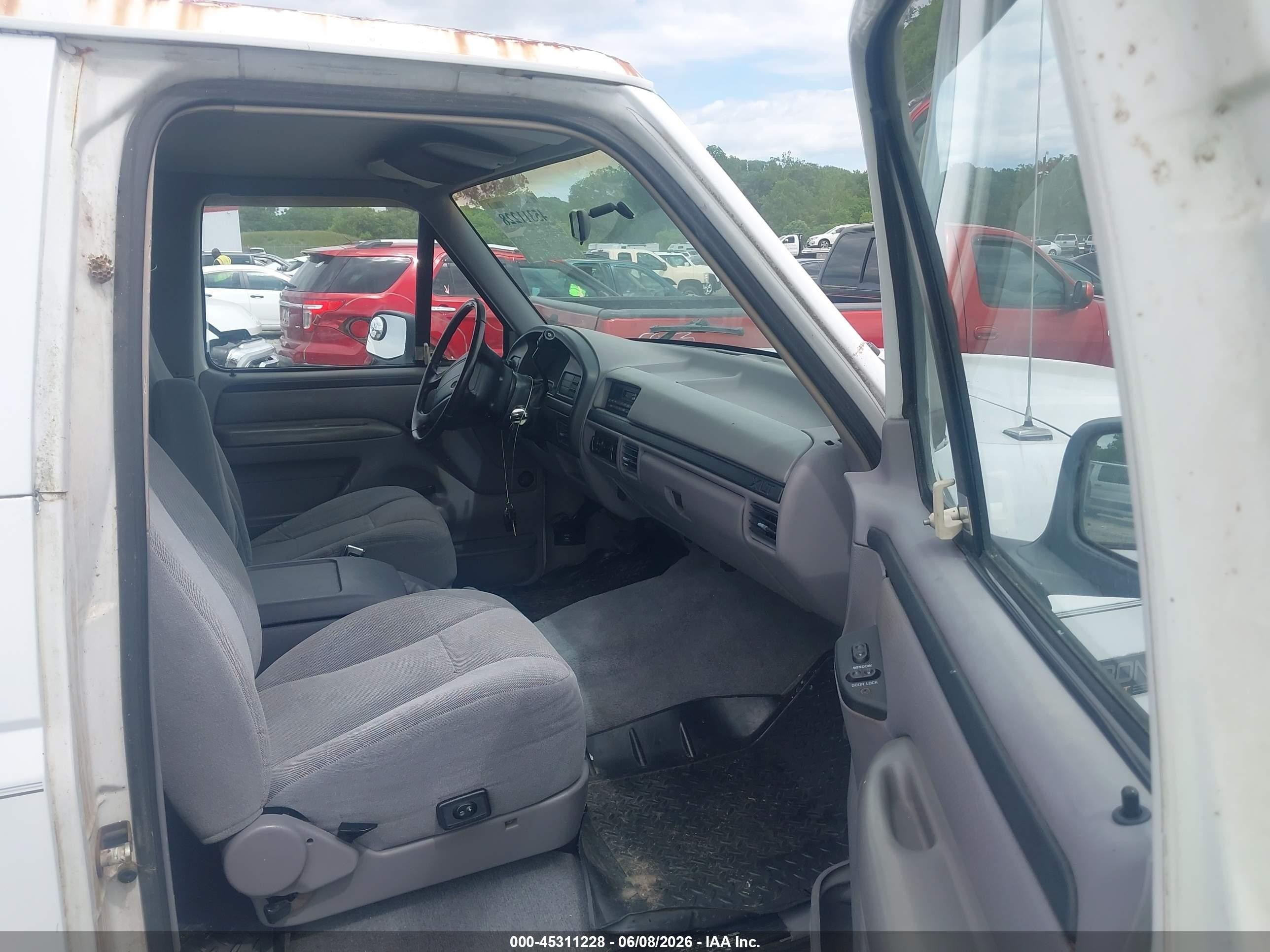 1996 Ford Bronco U100 White vin: 1FMEU15H3TLA52221