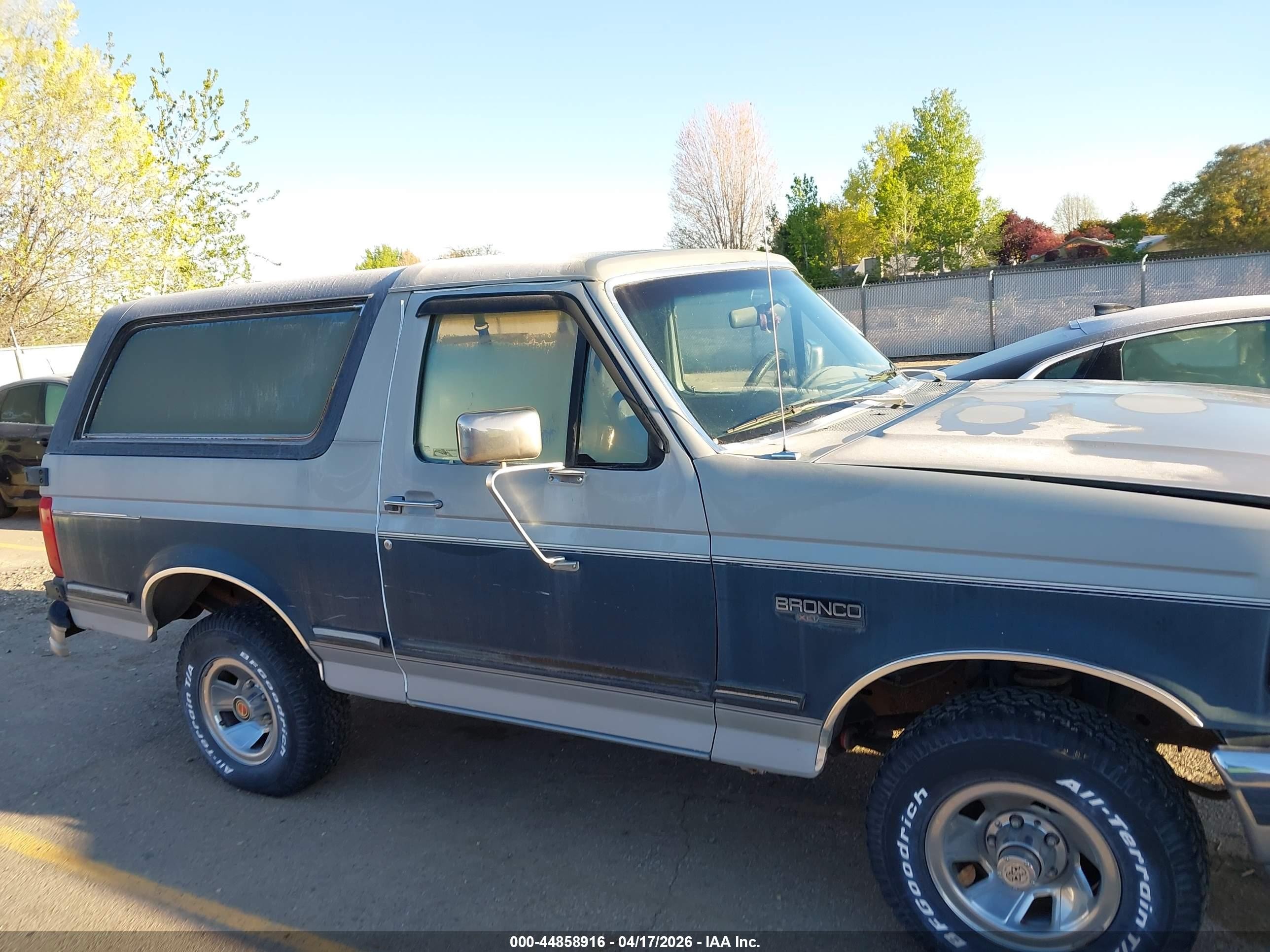 1992 Ford Bronco U100 Серый vin: 1FMEU15N1NLA67079