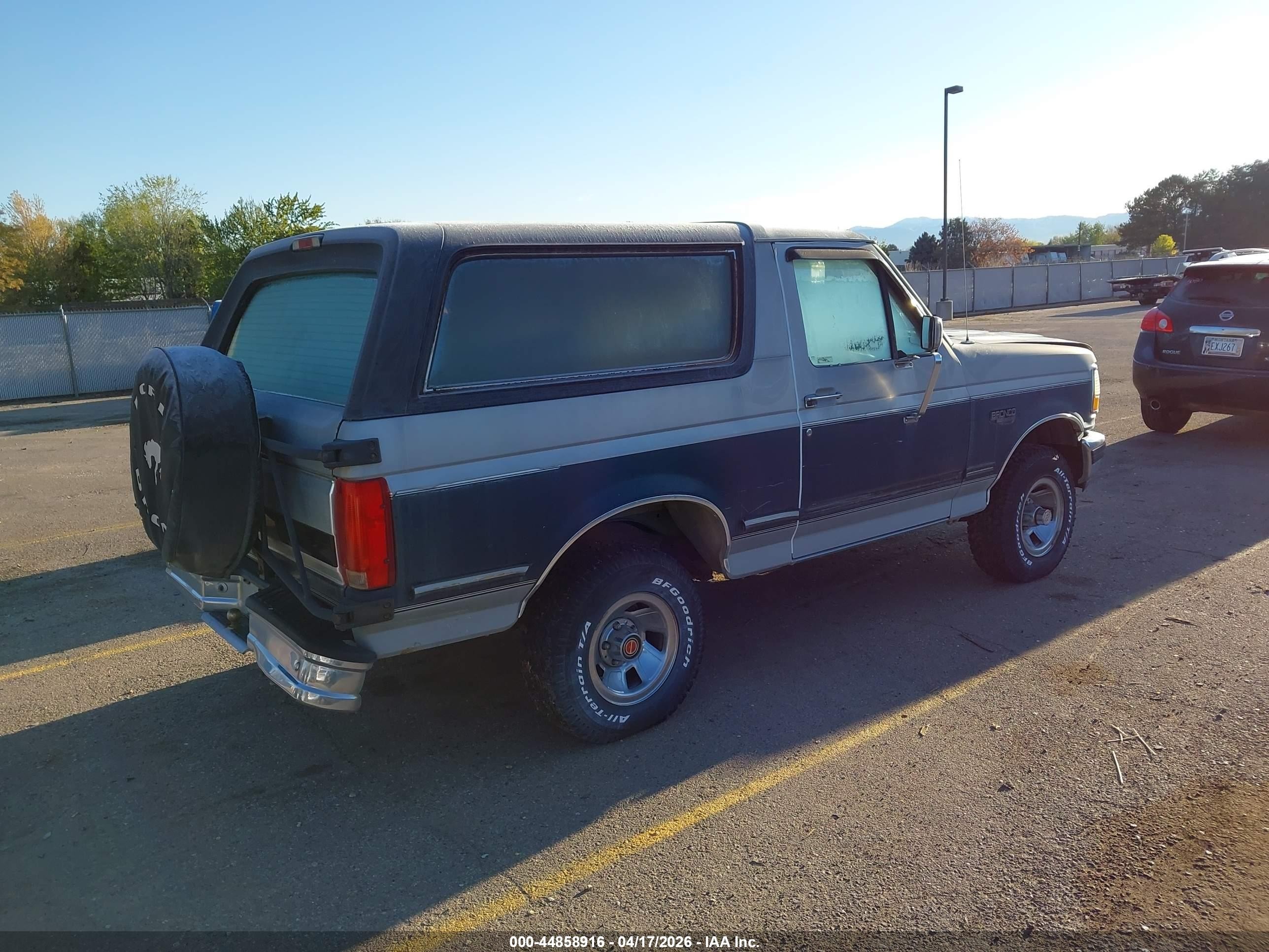 1992 Ford Bronco U100 Серый vin: 1FMEU15N1NLA67079