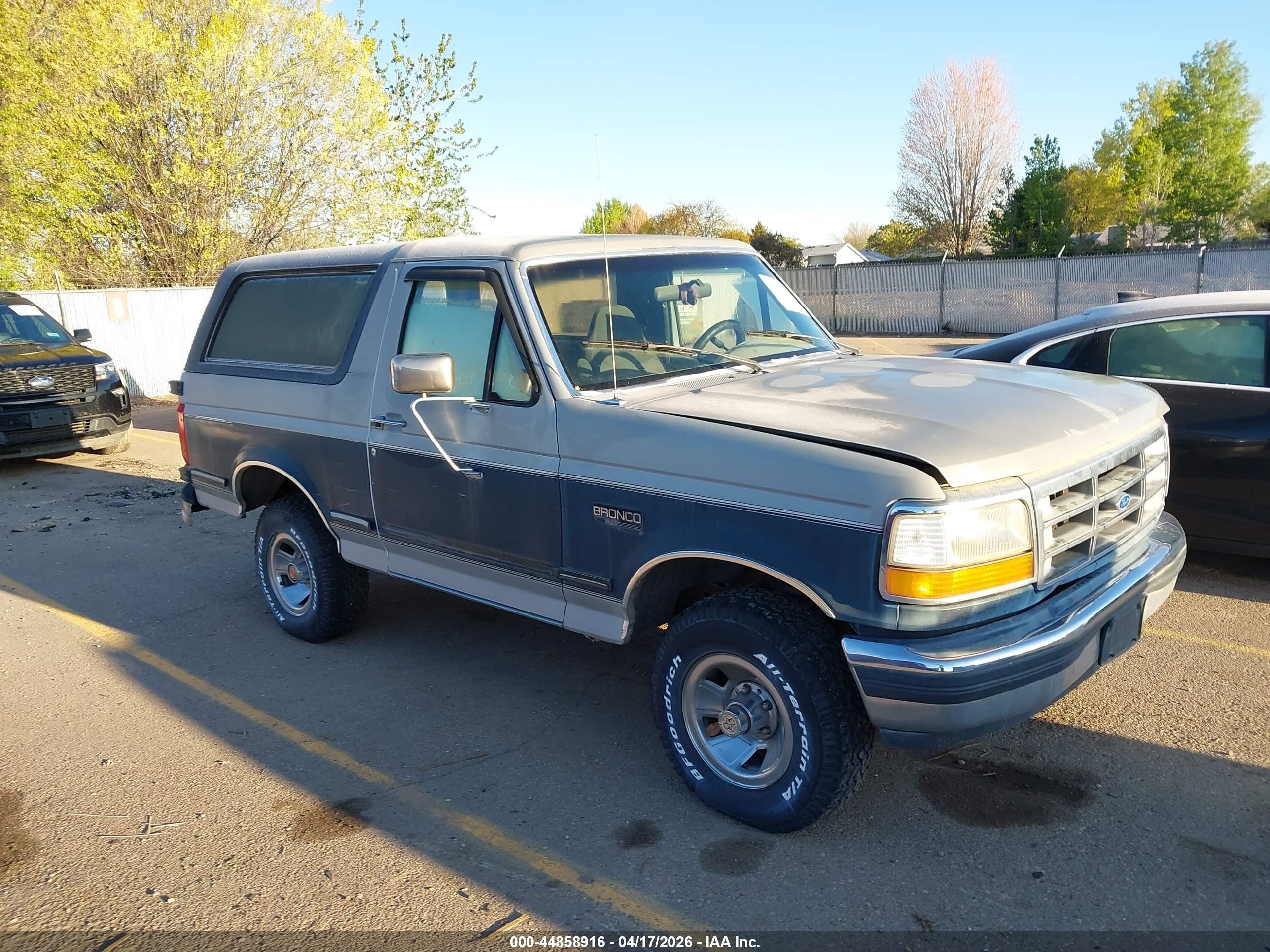 1992 Ford Bronco U100 Серый vin: 1FMEU15N1NLA67079