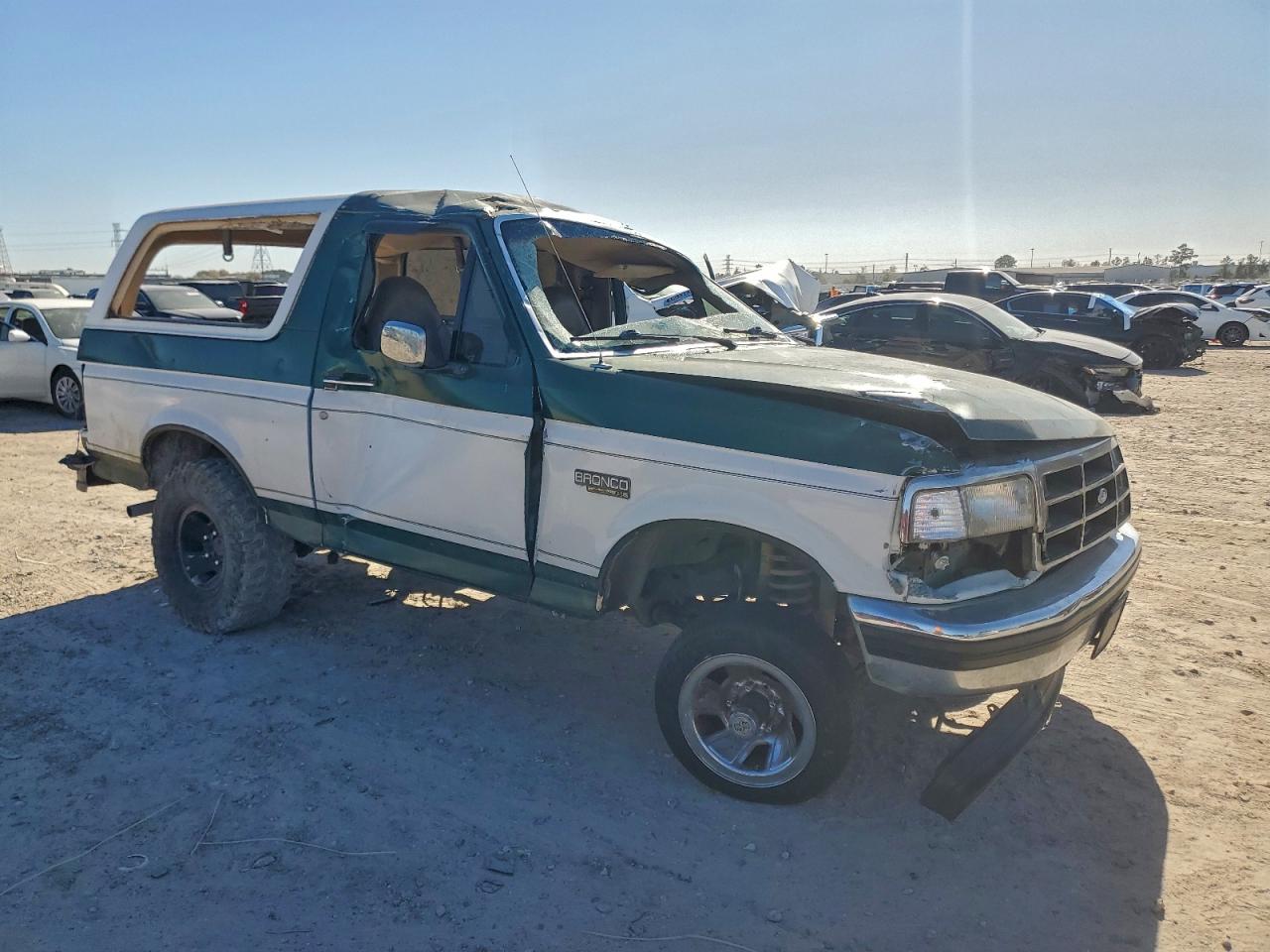 1992 Ford Bronco U100 Двухцветный vin: 1FMEU15N8NLA80654