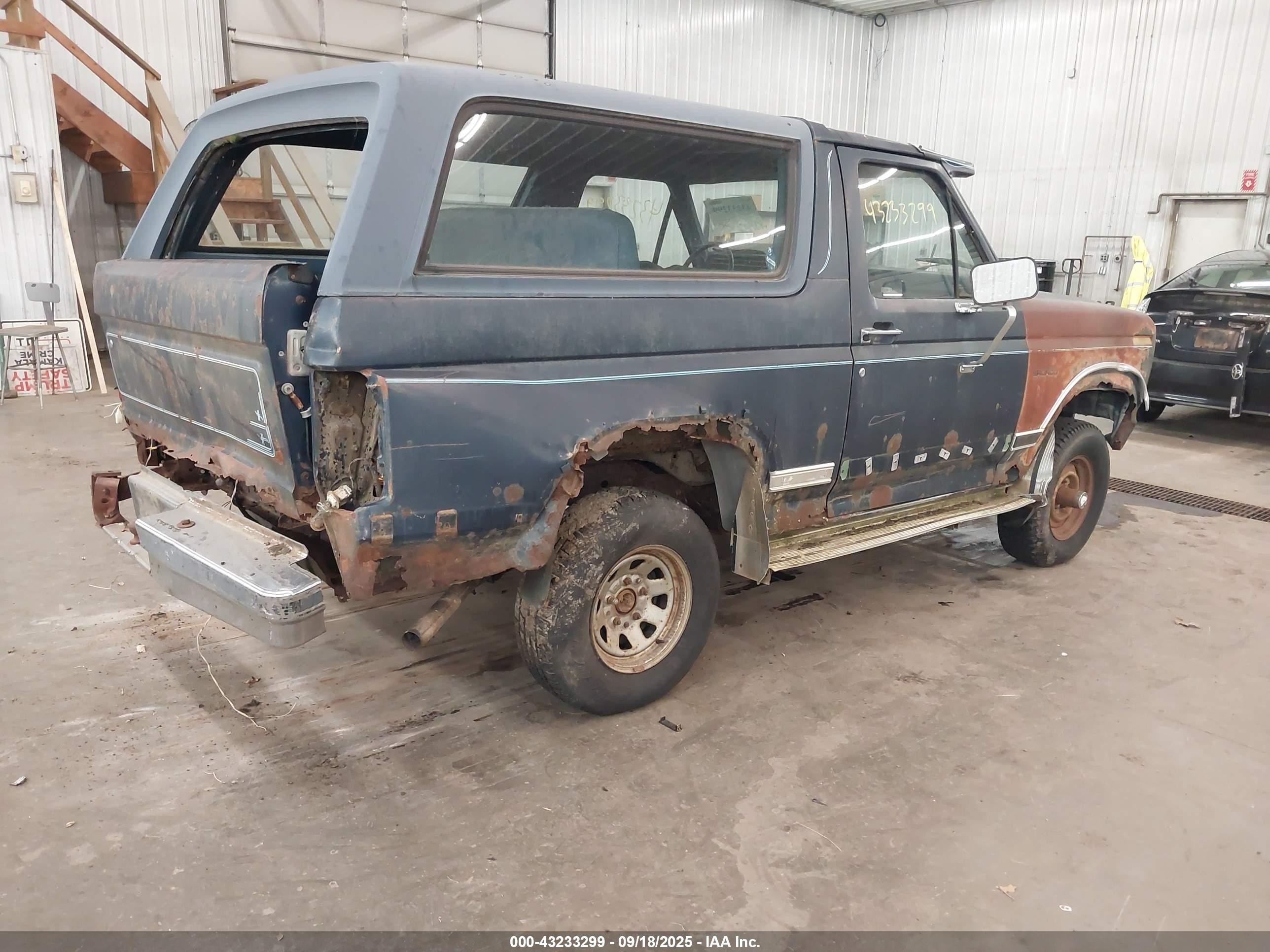 1984 Ford Bronco U100 Dark Blue vin: 1FMEU15Y7ELA90876