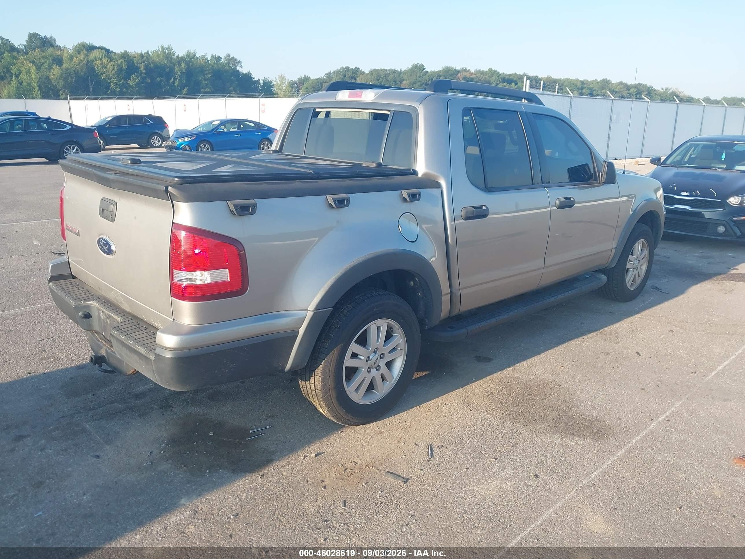 2008 Ford Explorer Sport Trac Xlt Silver vin: 1FMEU31EX8UA31780
