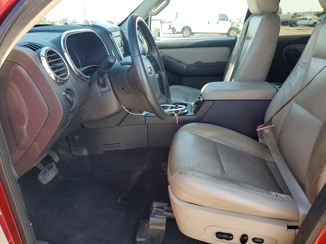 2008 Ford Explorer Красный vin: 1FMEU63828UA67892