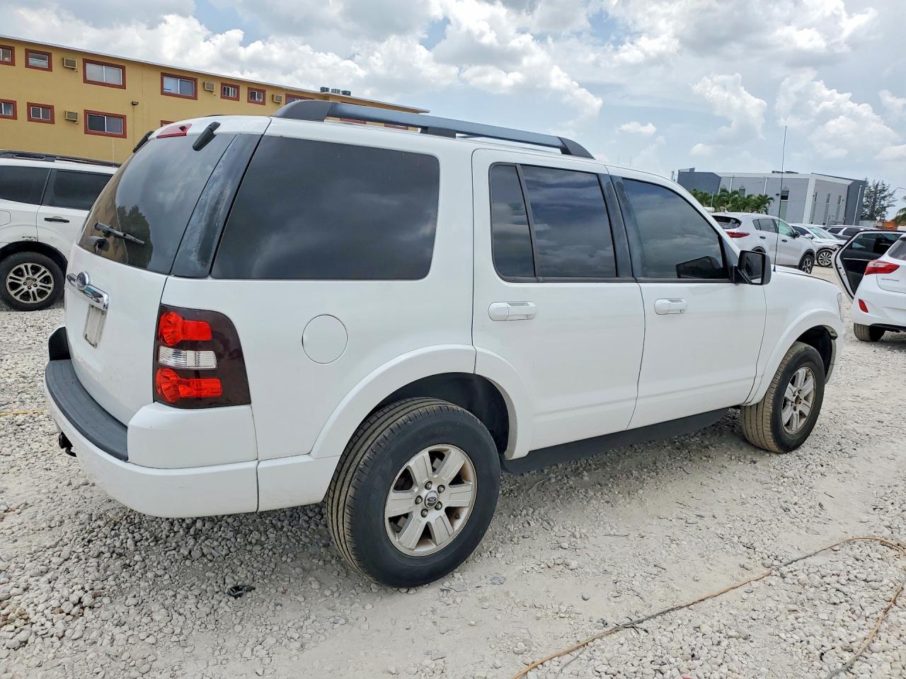 2009 Ford Explorer Xlt White vin: 1FMEU63849UA23555