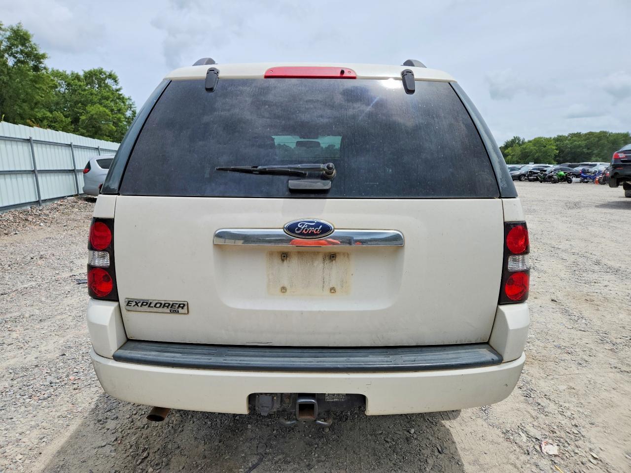 2009 Ford Explorer Xlt White vin: 1FMEU63E69UA42856