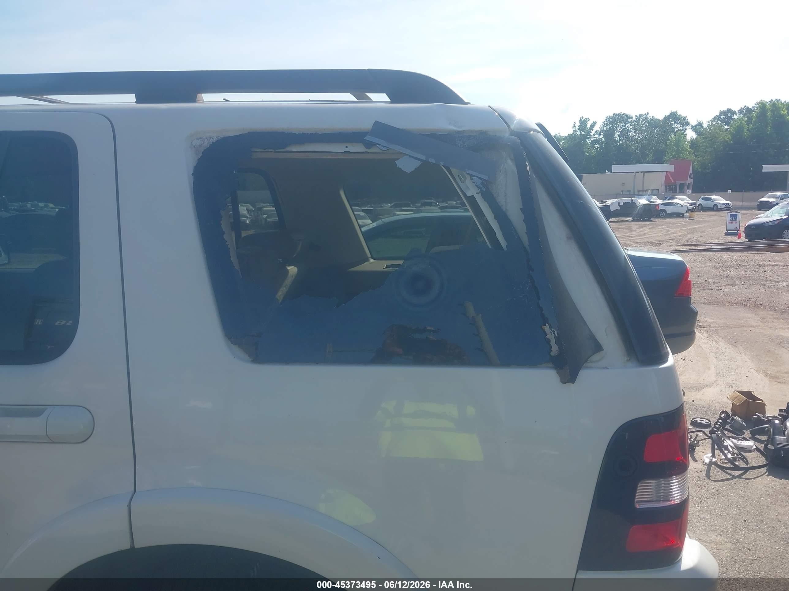 2008 Ford Explorer Xlt White vin: 1FMEU63E78UB14873