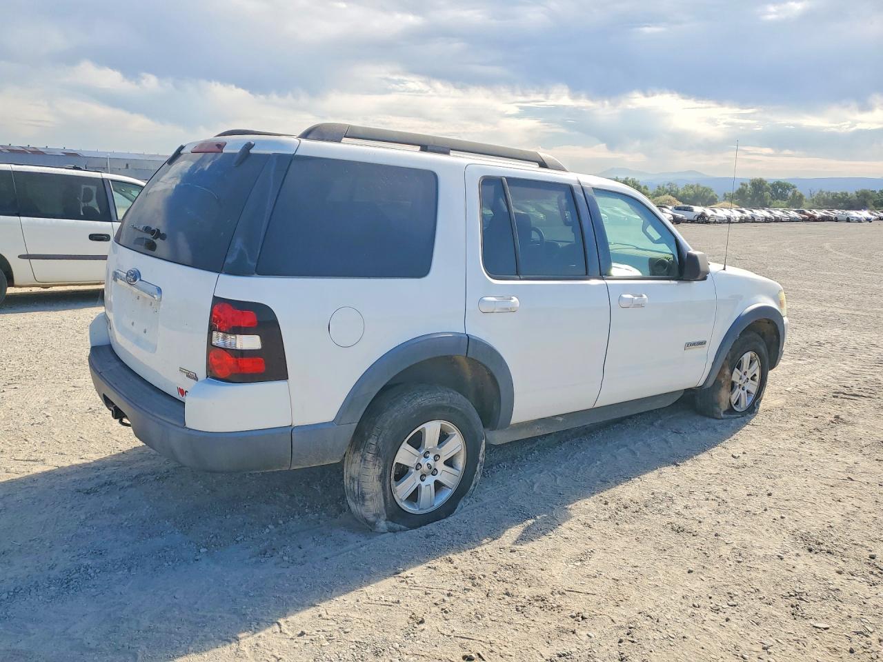 2007 Ford Explorer Xlt White vin: 1FMEU63E97UB79058