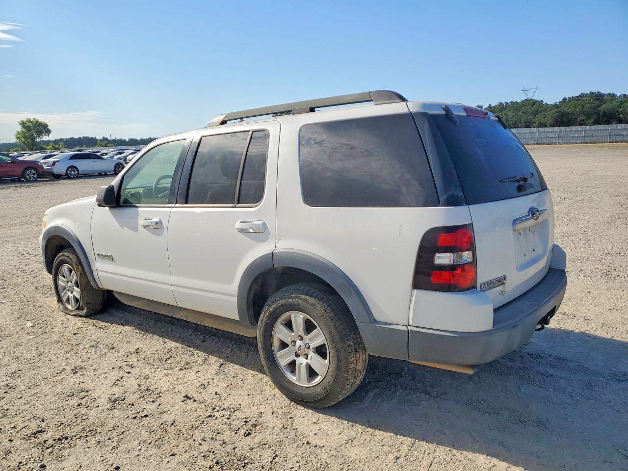 2007 Ford Explorer Xlt White vin: 1FMEU63E97UB79058