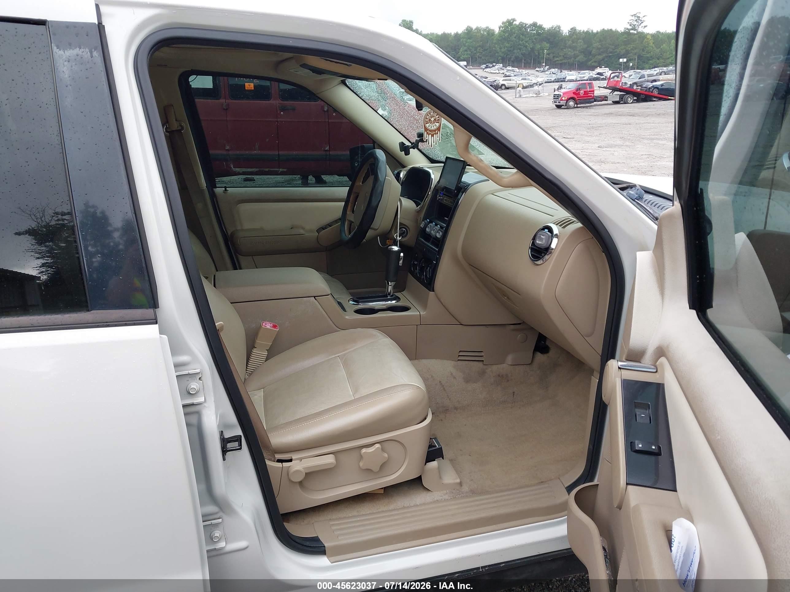 2008 Ford Explorer Xlt White vin: 1FMEU63EX8UA58072