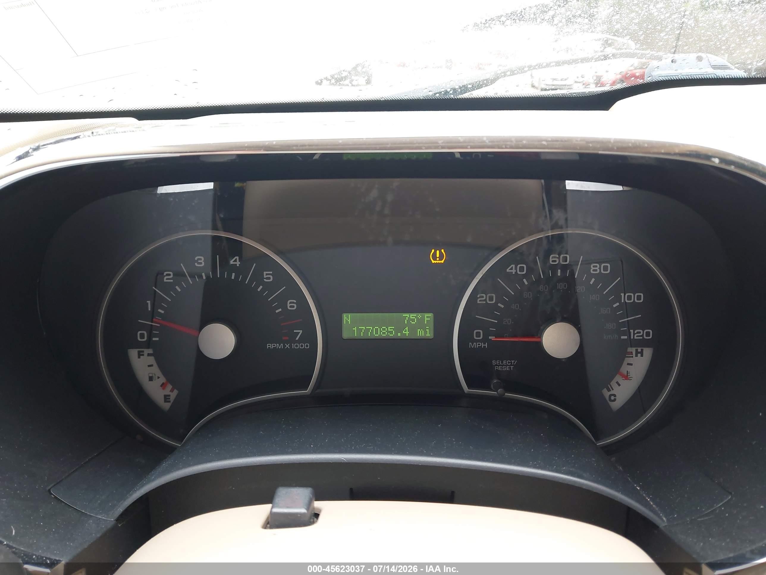 2008 Ford Explorer Xlt White vin: 1FMEU63EX8UA58072