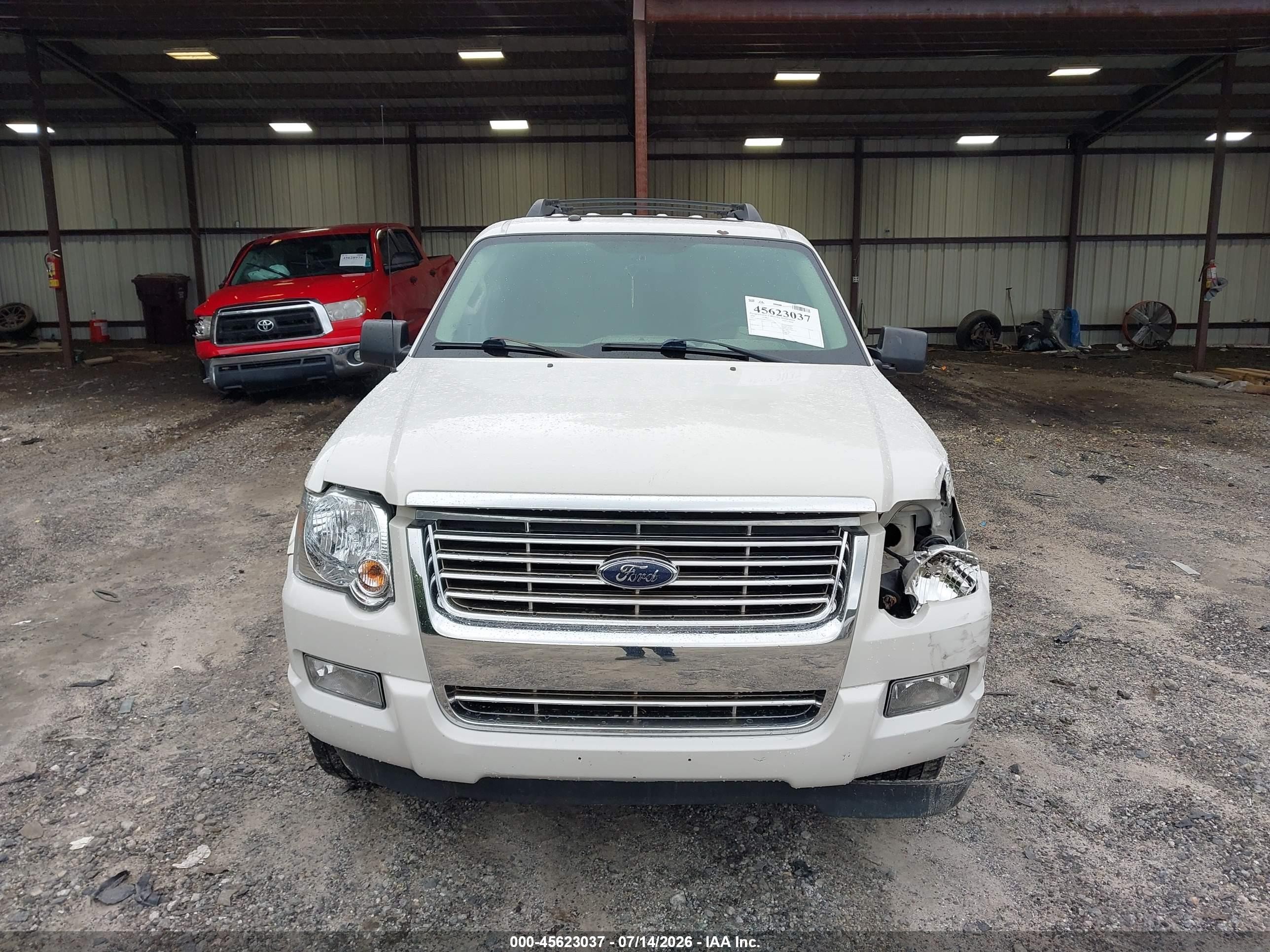 2008 Ford Explorer Xlt White vin: 1FMEU63EX8UA58072
