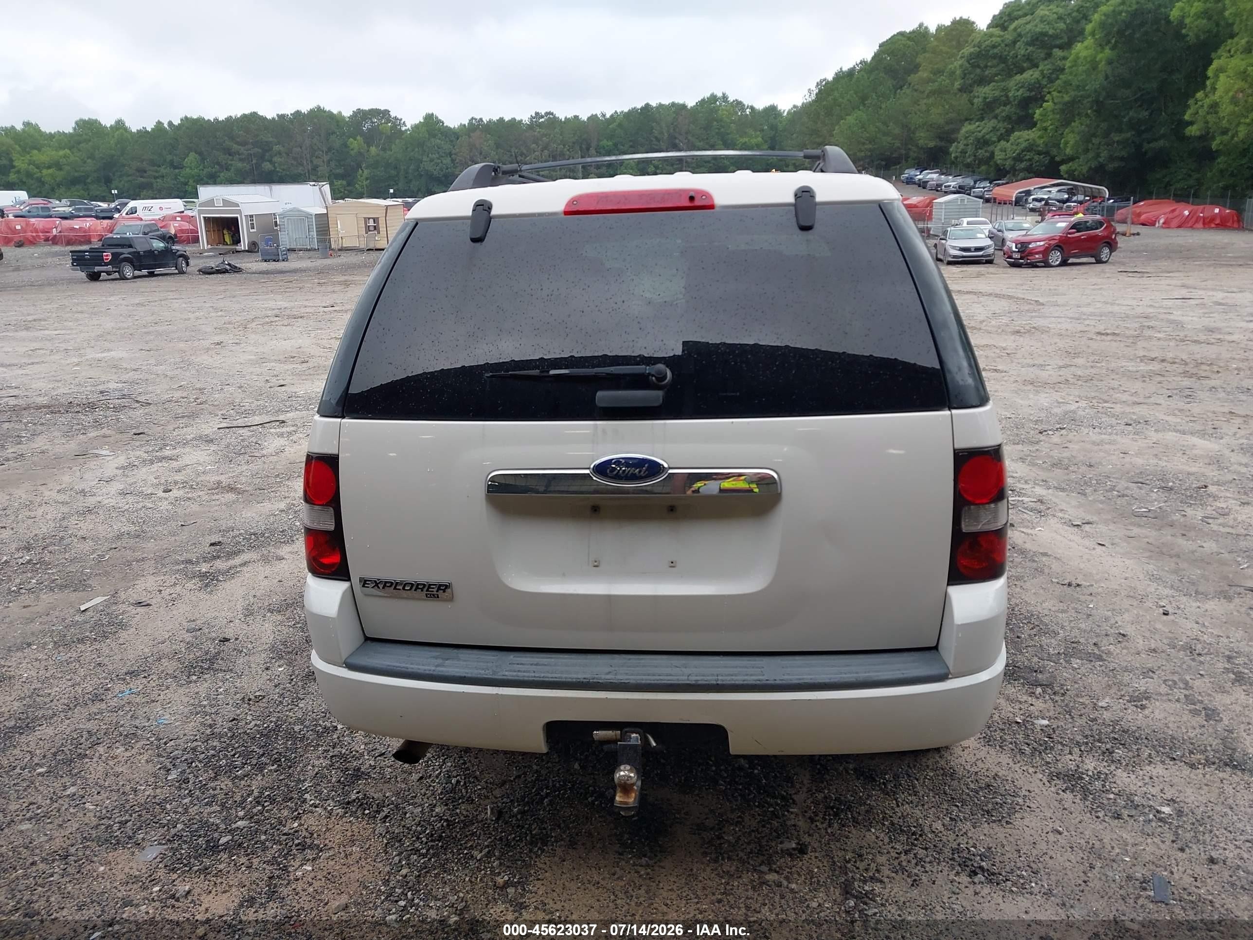 2008 Ford Explorer Xlt White vin: 1FMEU63EX8UA58072