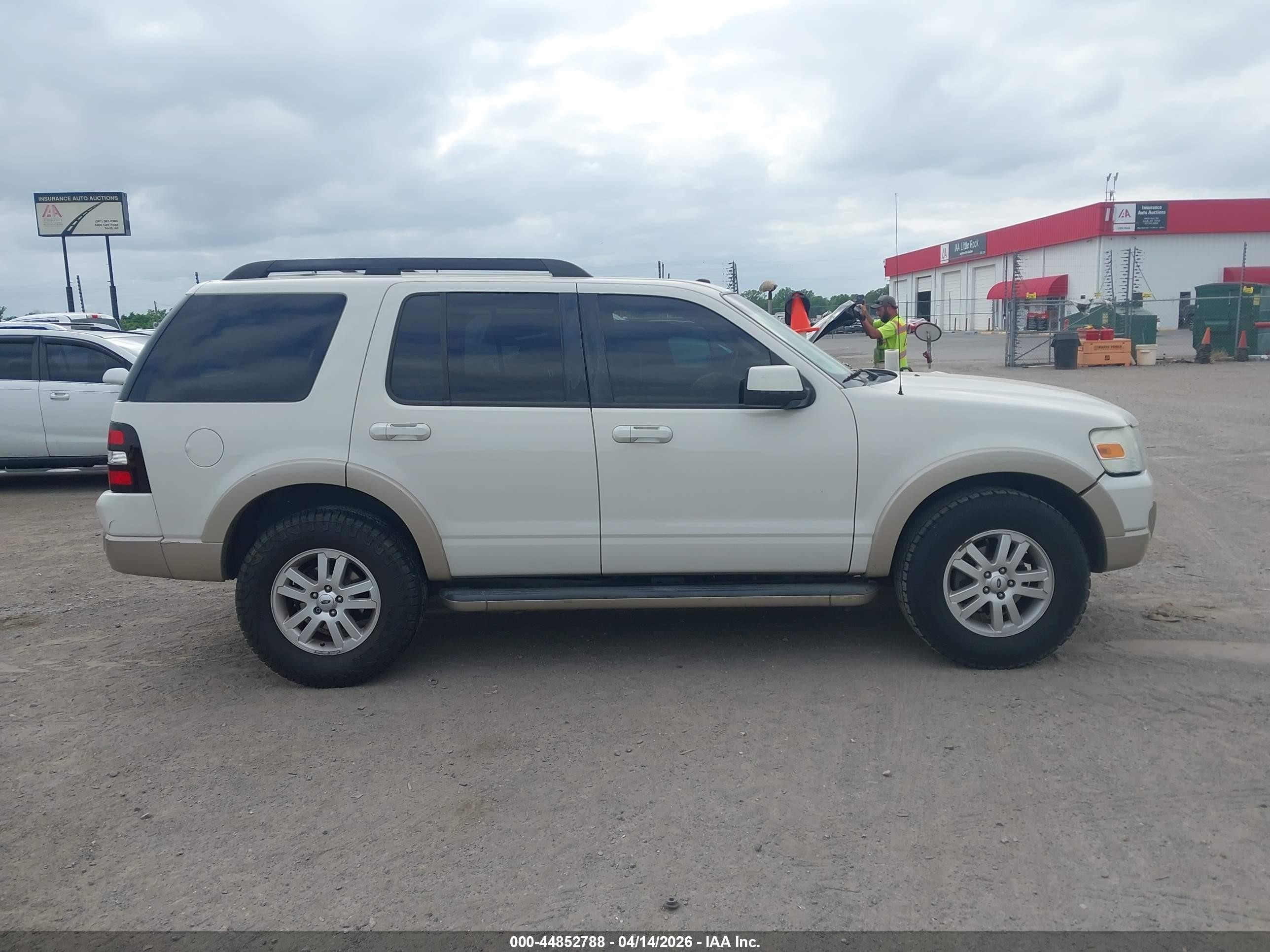 2009 Ford Explorer Eddie Bauer White vin: 1FMEU64E19UA36705