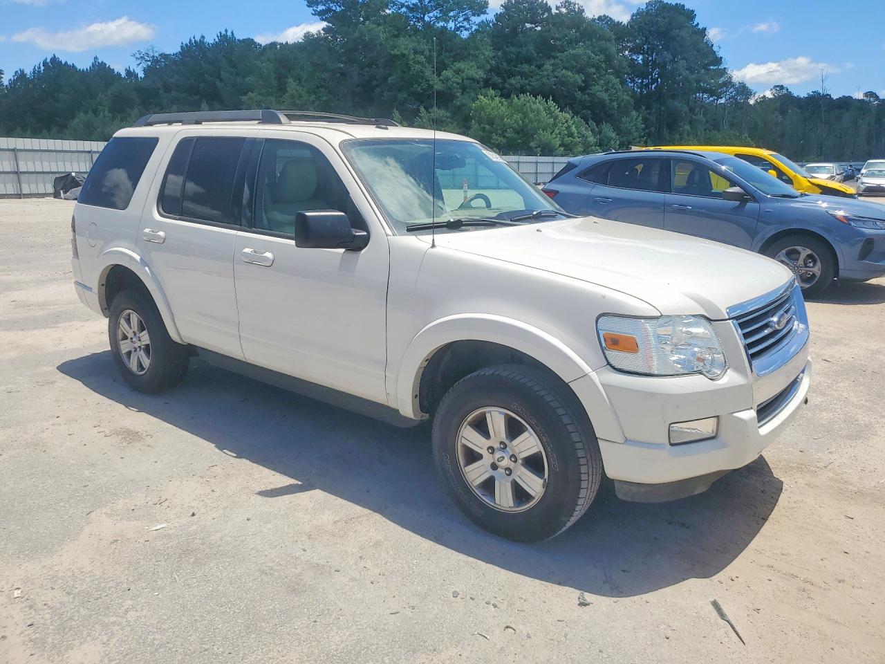 2010 Ford Explorer Xlt White vin: 1FMEU6DE0AUB02245